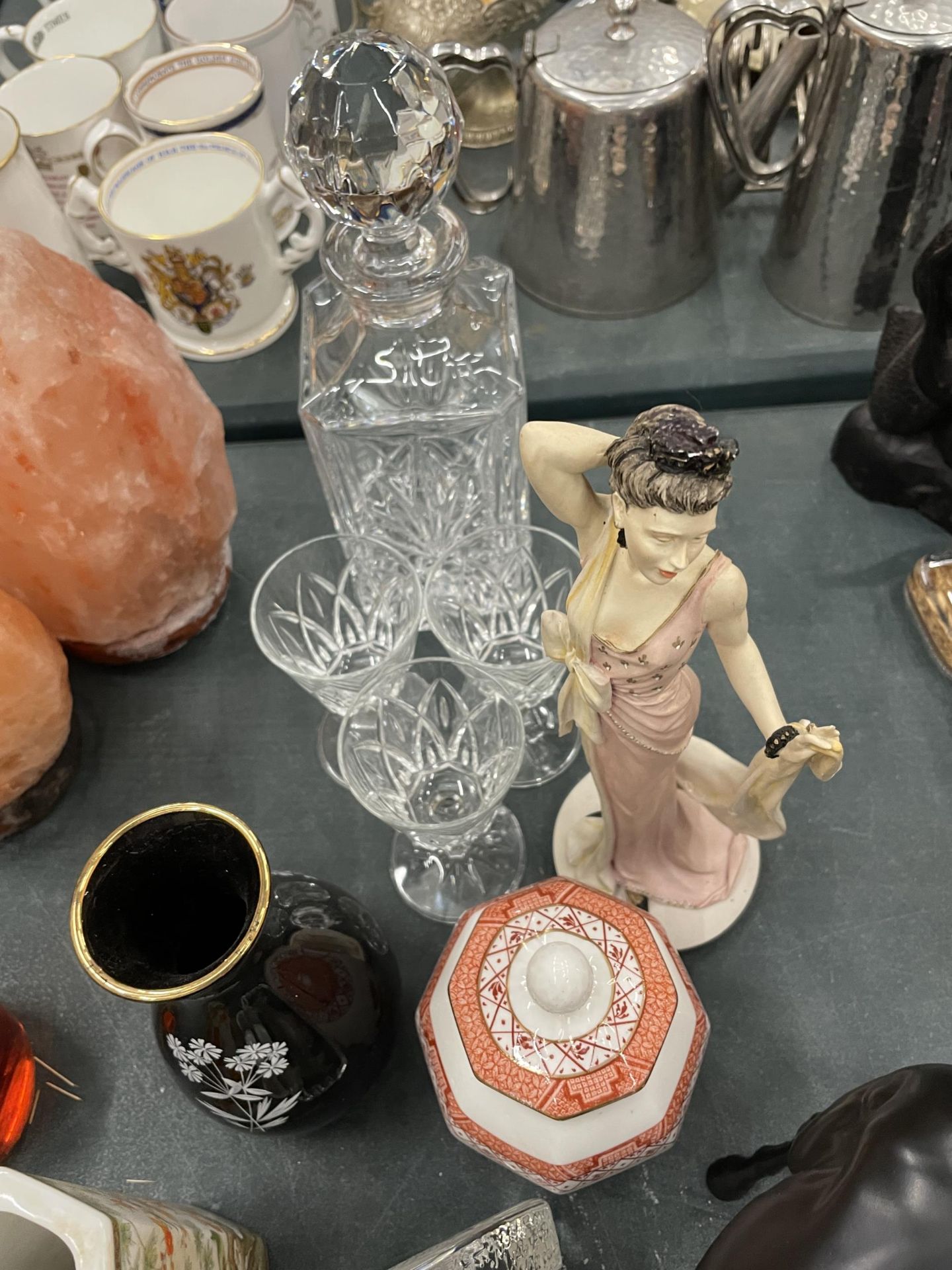 A MIXED LOT TO INCLUDE A DECANTER AND GLASSES, A WEDGWOOD GLASS PAPERWEIGHT, VASES, HORSE AND LADY - Image 3 of 6