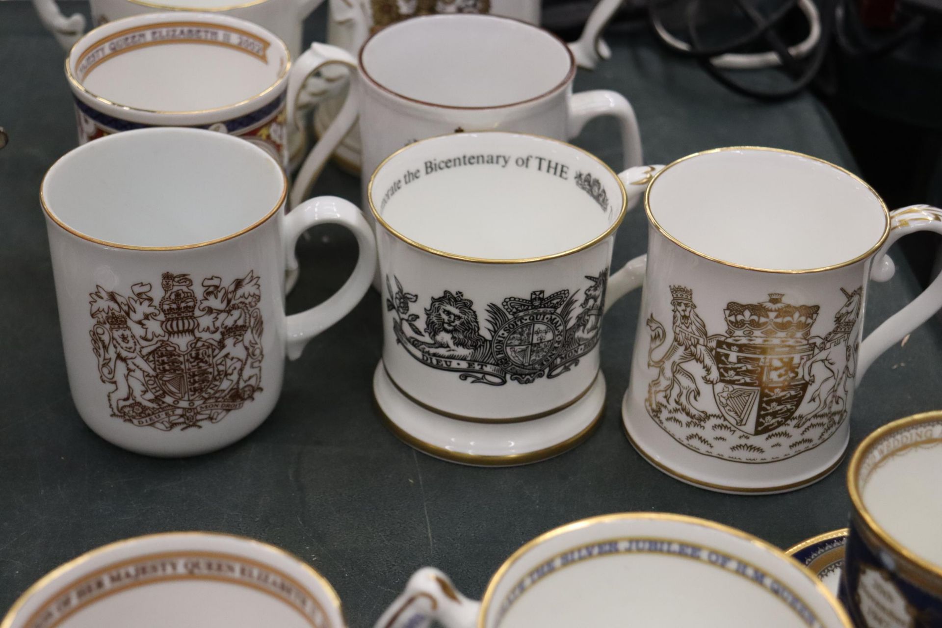 A LARGE QUANTITY OF COMMEMORATIVE MUGS AND CUPS TO INCUDE ROYALTY - Image 7 of 9