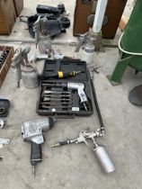 A LARGE COLLECTION OF COMPRESSOR ATTATCHMENTS TO INCLUDE A CHISEL GUN, PAINT SPRAYERS AND A DRILL