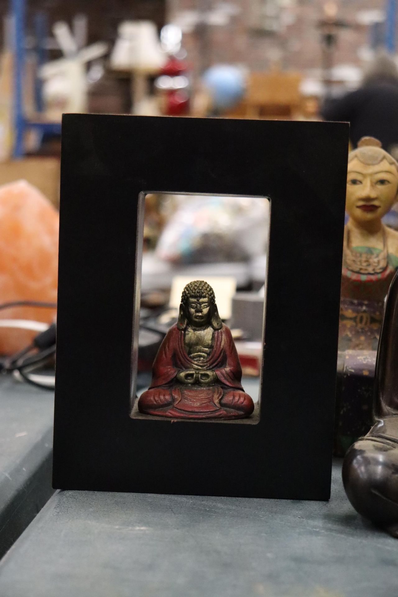 A COLLECTION OF ASIAN ITEMS TO INCLUDE A WALL PLAQUE, BUDDAH FIGURES, LARGE WOODEN FIGURES, A FOO - Bild 9 aus 12