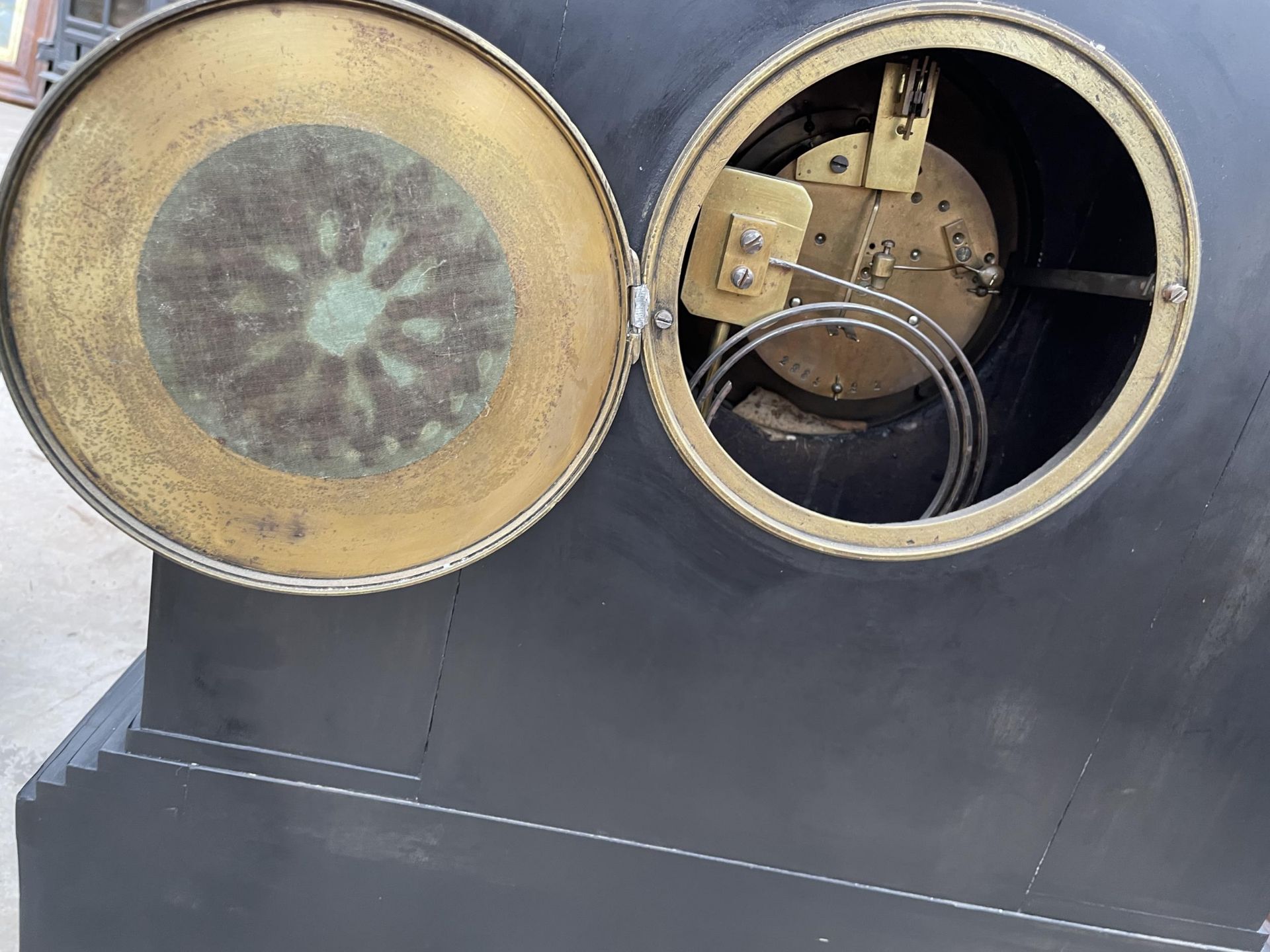 A LARGE HEAVY SLATE MANTLE CLOCK WITH WINDING KEY - Image 5 of 6