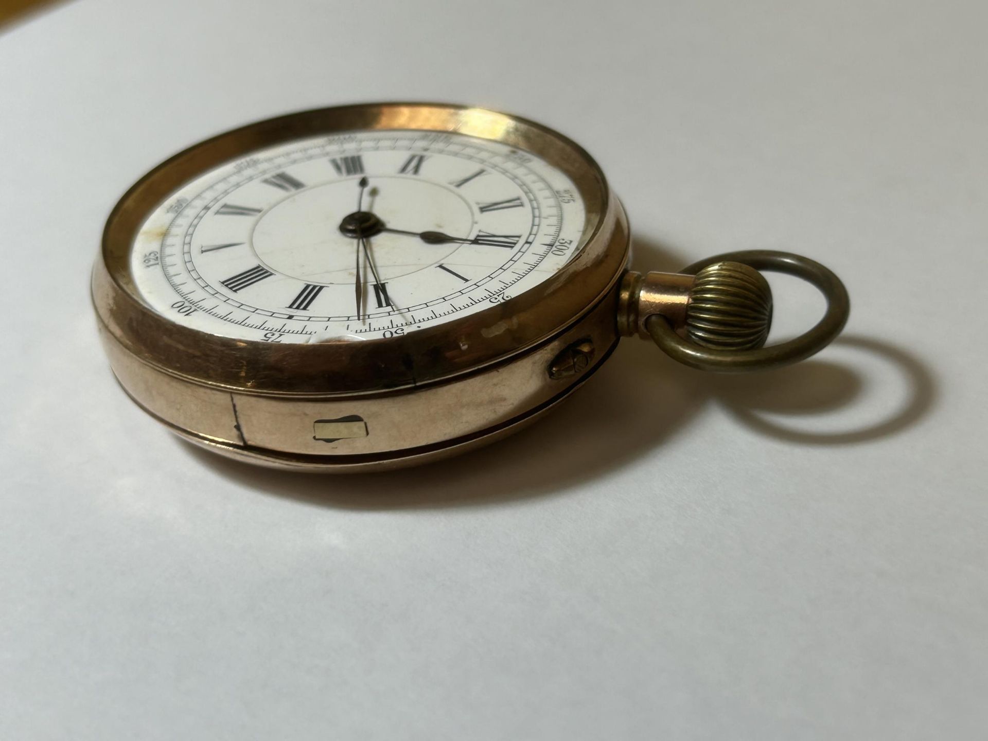 A 9CT YELLOW GOLD OPEN FACED POCKET WATCH GROSS WEIGHT 89.24 GRAMS WITH LEVER ESCAPEMENT AND A ROMAN - Image 2 of 5