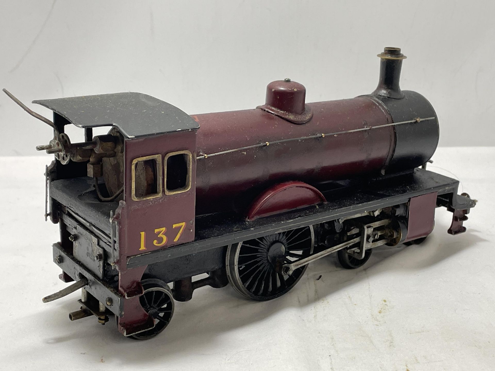 A SCRATCH BUILT LIVE STEAM 30 MM GAUGE 4-2-2 MODEL RAILWAY LOCOMOTIVE NUMBER 137 IN MAROON AND BLACK - Image 5 of 6