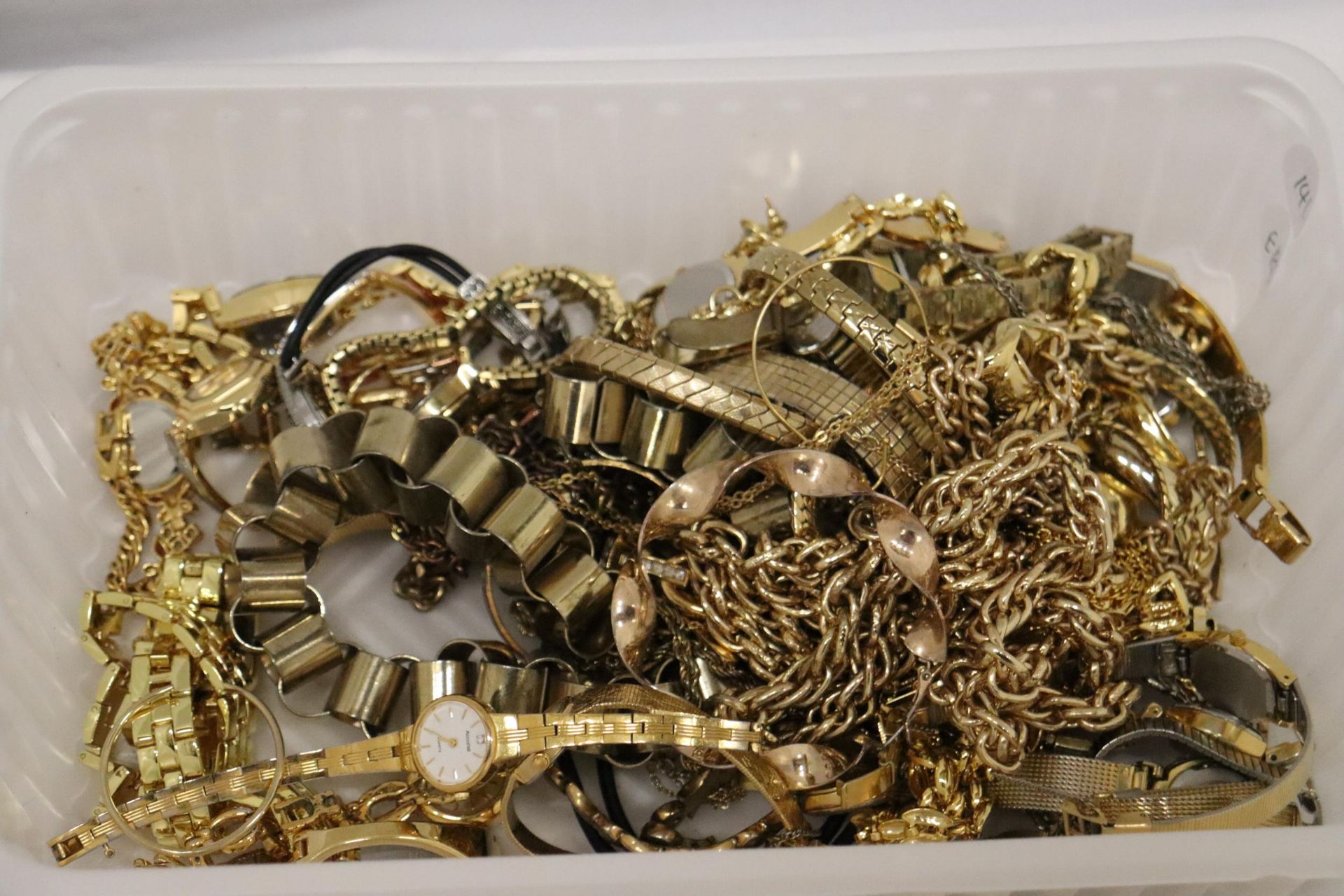 A QUANTITY OF YELLOW METAL COSTUME JEWELLERY TO INCLUDE WATCHES, BRACELETS, CHAINS, ETC - Image 4 of 7