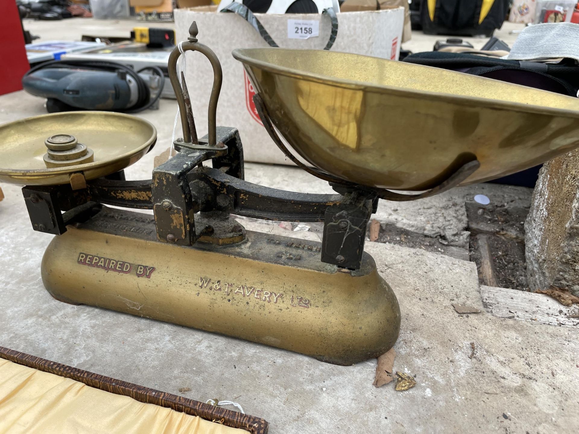 A PAIR OF VINTAGE AVERY BALANCE SCALES AND A CASED SET OF FLAT WARE - Image 2 of 3