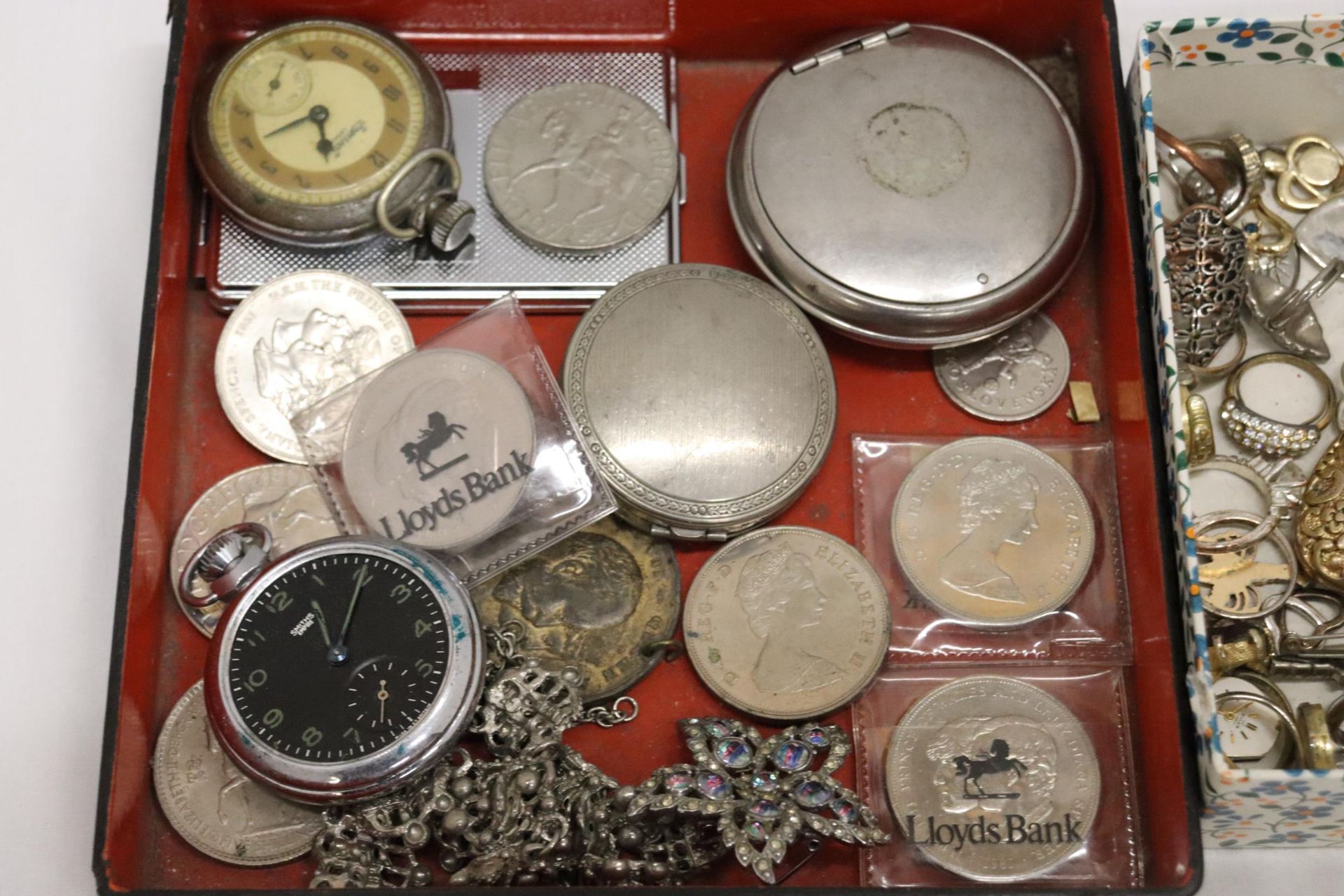 A QUANTITY OF COSTUME JEWELLERY TO INCLUDE POCKET WATCHES IN NEED OF REPAIR, RINGS, PENDANTS, COINS, - Image 6 of 8