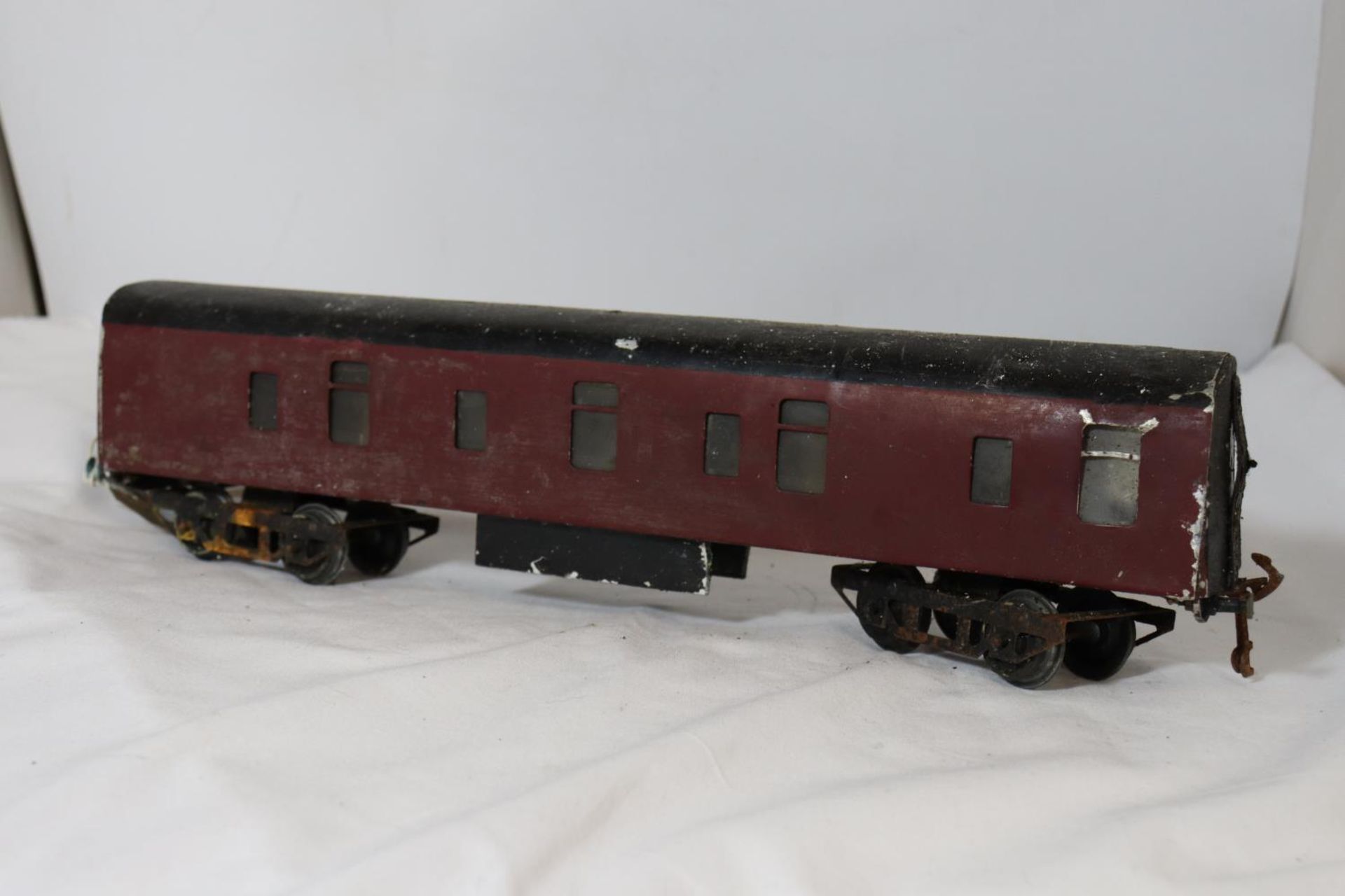 A PAINTED METAL .30MM GAUGE RAILWAY CARRIAGE IN MAROON LIVERY LENGTH 38 CM AND A HORNBY PAINTED - Image 4 of 6