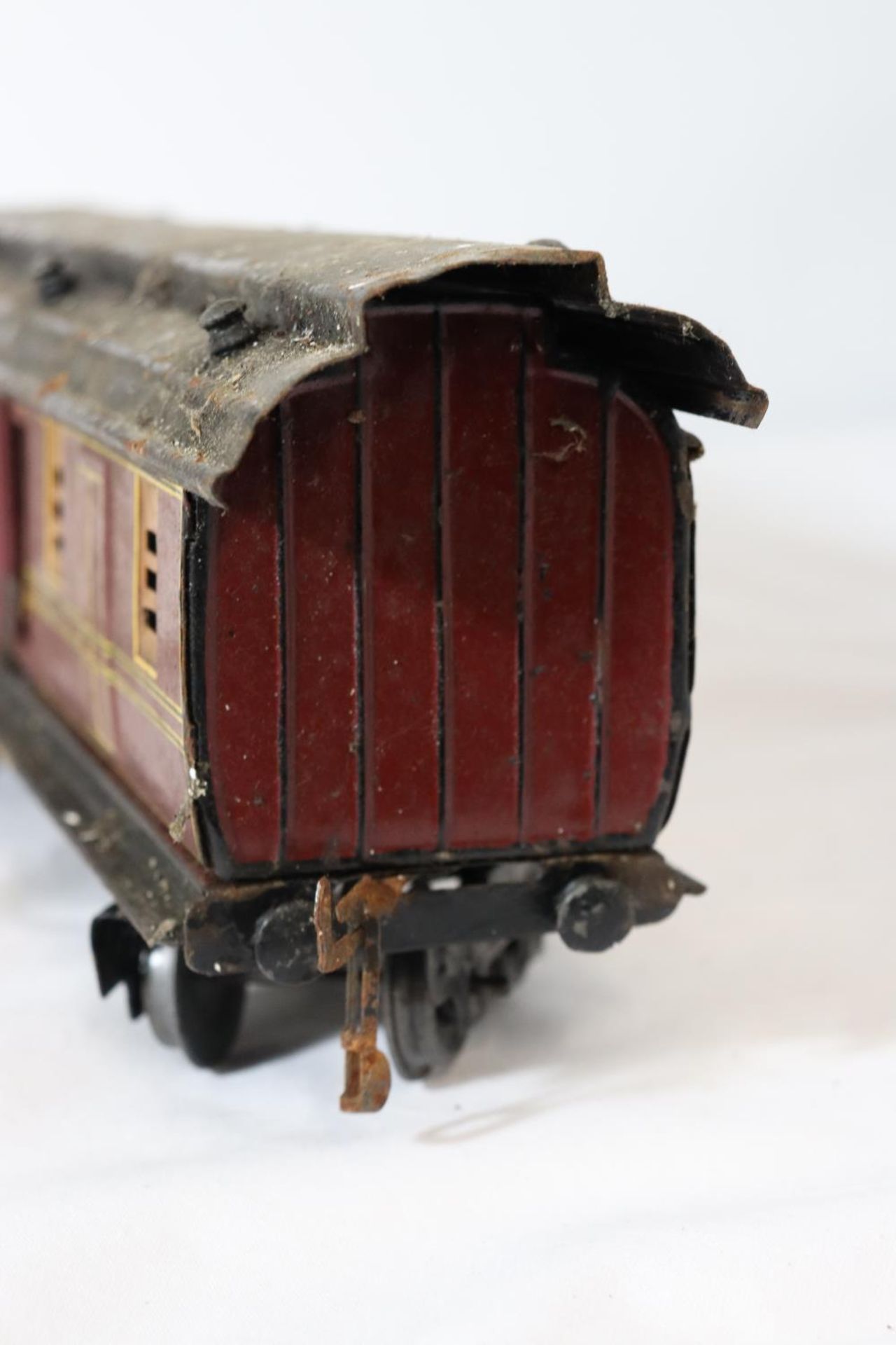 A PAINTED METAL .30 MM GAUGE RAILWAY CARRIAGE LENGTH 32 CM - Image 4 of 5