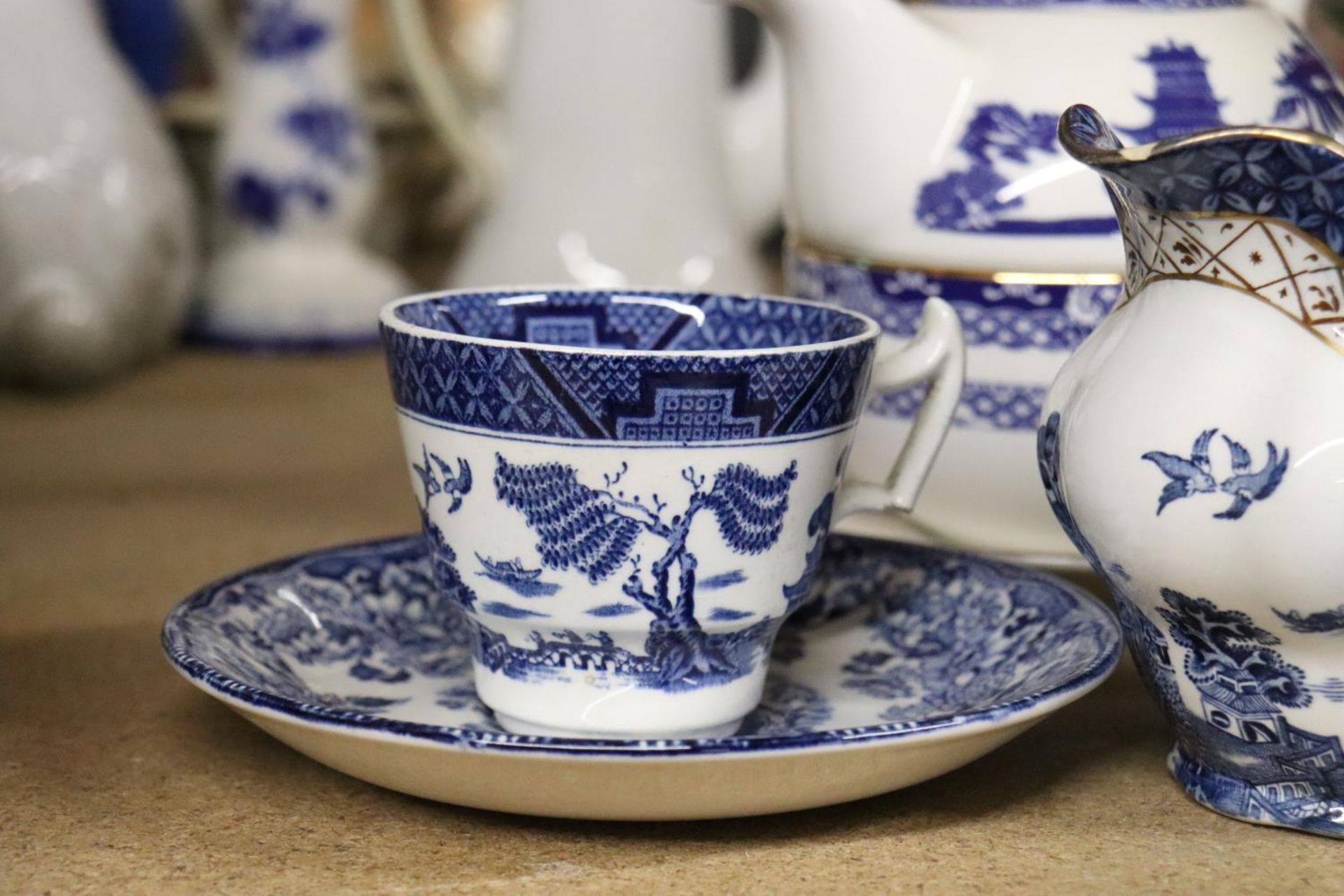 VARIOUS ITEMS OF BLUE AND WHITE WARE TO INCLUDE A TEAPOT, JUG, VASE ETC - Image 2 of 5