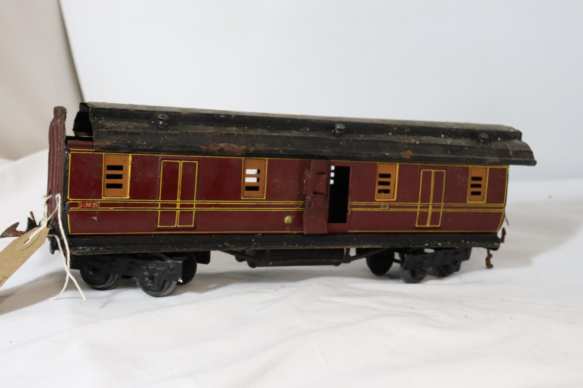 A PAINTED METAL .30 MM GAUGE RAILWAY CARRIAGE LENGTH 32 CM - Image 3 of 5