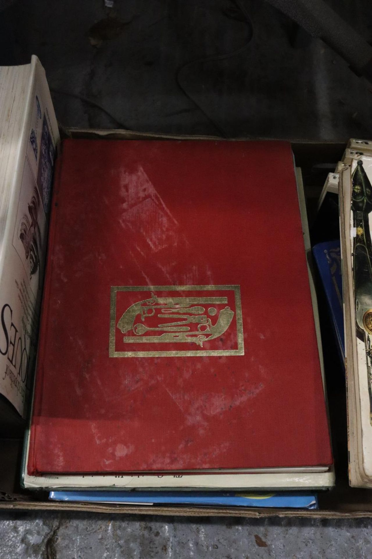 A QUANTITY OF HARDBACK BOOKS TO INCLUDE MILITARIA, ANTIQUES GUIDES, ETC - Image 5 of 7