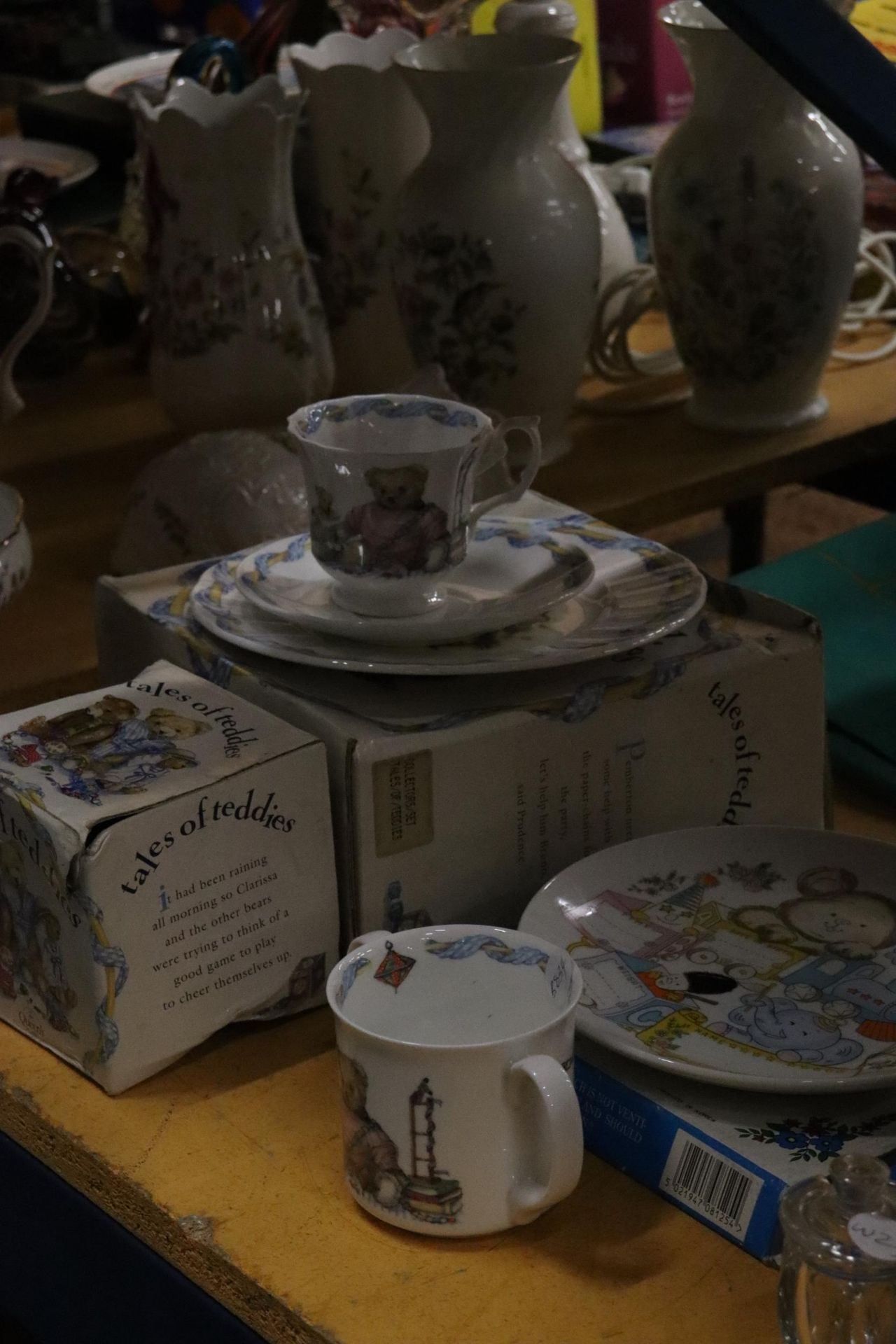 A COLLECTION OF CHILDREN'S 'QUEEN'S' CERAMICS TO INCLUDE A BOXED PLATE, CUP AND SAUCER SET, BOXED - Image 6 of 6