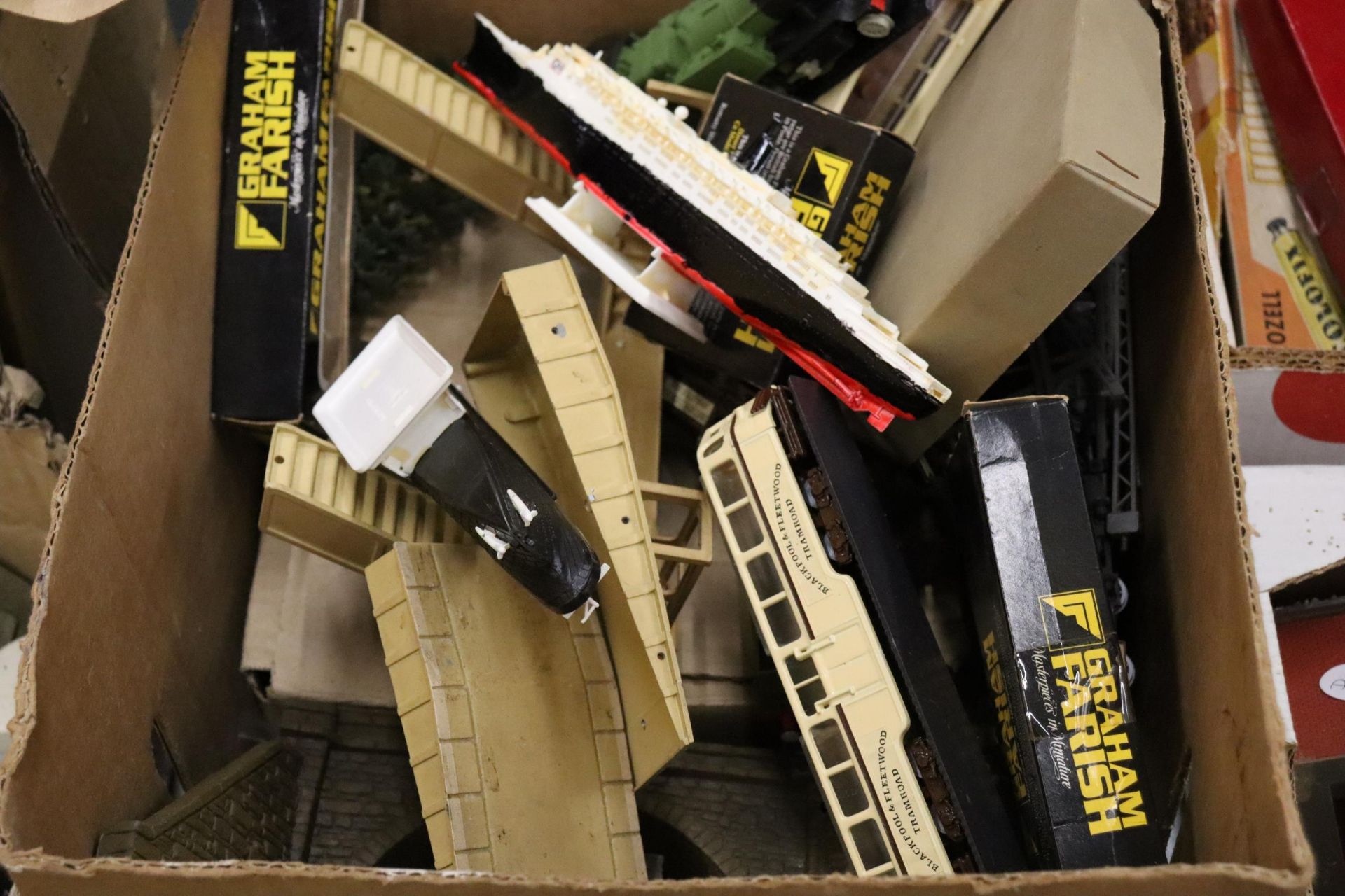 A LARGE QUANTITY OF MODEL RAILWAY ITEMS TO INCLUDE, BUILDINGS, TRAINS, KITS, NUTS AND BOLTS, - Image 6 of 8