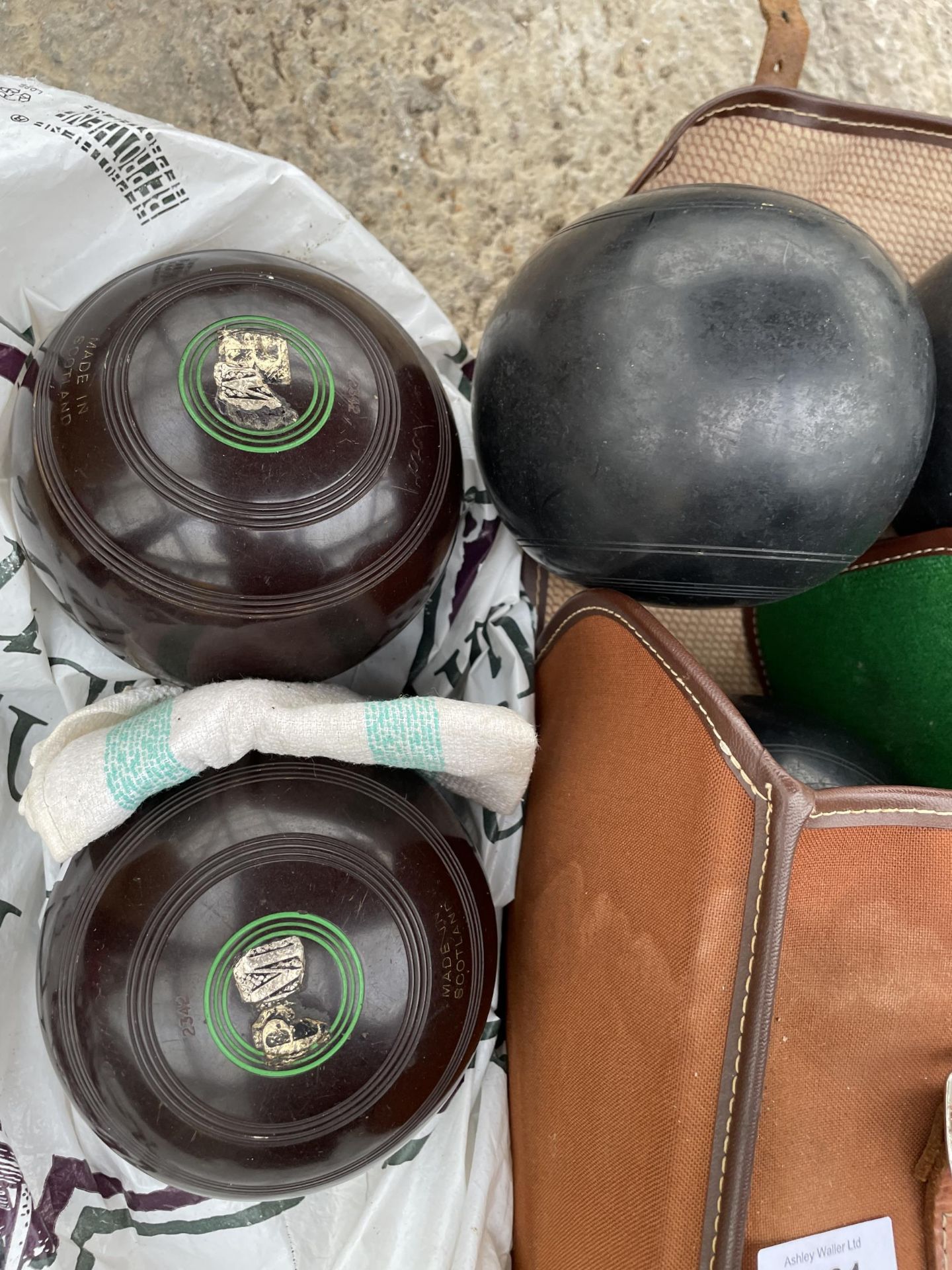 SIX VARIOUS CROWN GREEN BOWLING WOODS TO INCLUDE A CARRY CASE FOR FOUR - Image 2 of 4