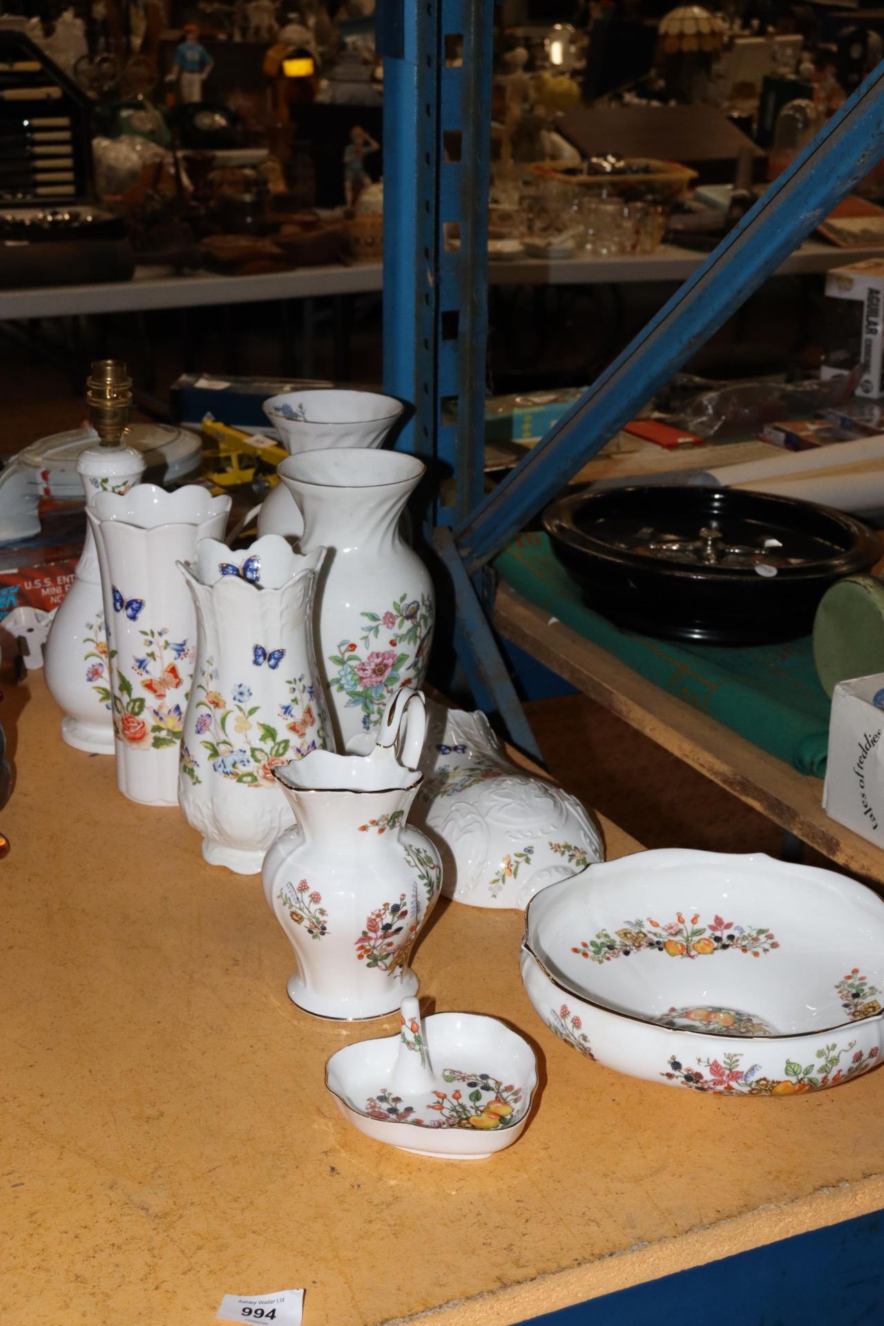A COLLECTION OF AYNSLEY TO INCLUDE, 'SOMERSET', 'COTTAGE GARDEN' AND 'PEMBROKE', A LAMP BASE, VASES,