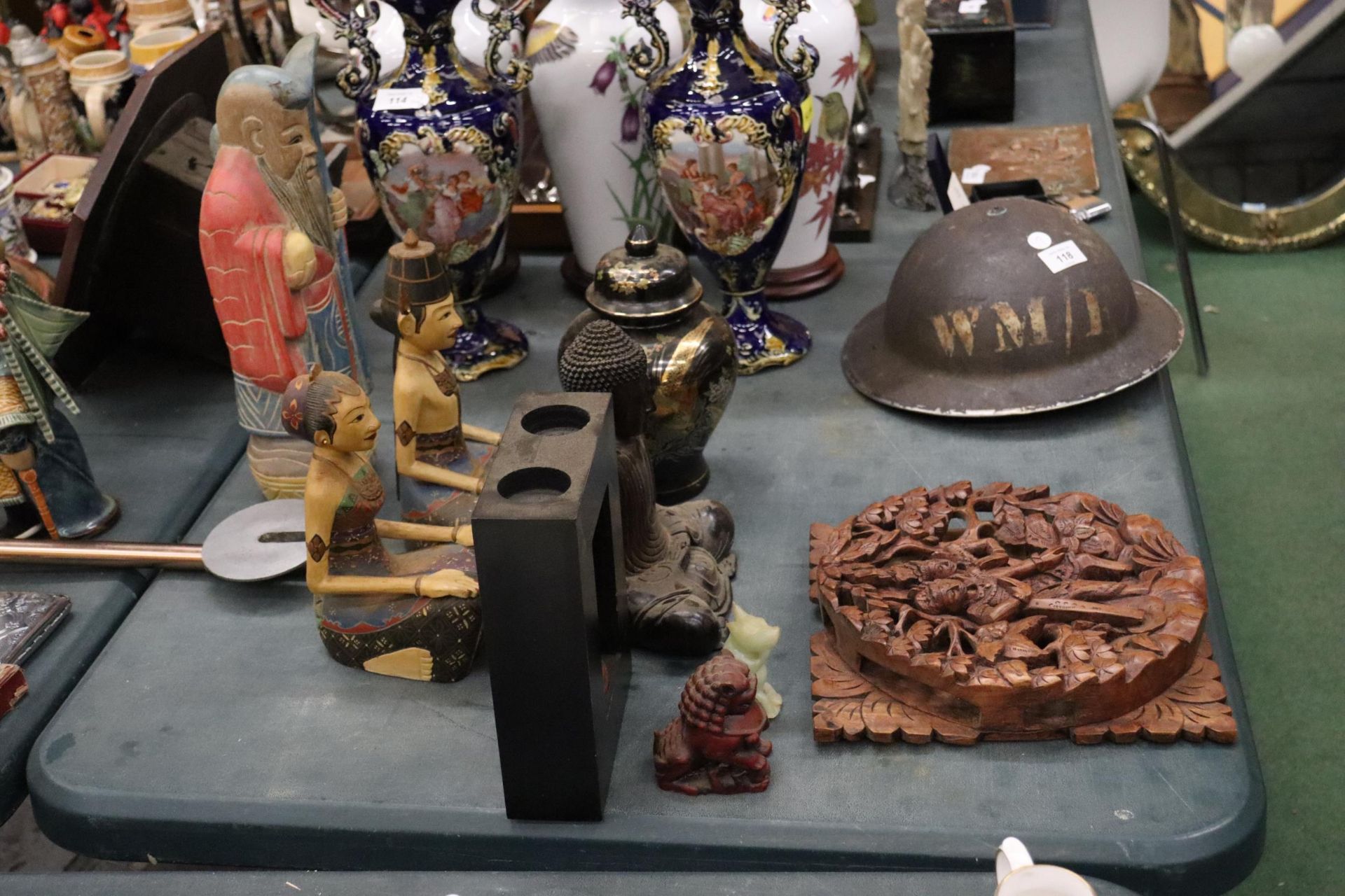 A COLLECTION OF ASIAN ITEMS TO INCLUDE A WALL PLAQUE, BUDDAH FIGURES, LARGE WOODEN FIGURES, A FOO - Bild 3 aus 12