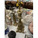 A HEAVY VINTAGE ORNATE BRASS TABLE LAMP, HEIGHT 39CM