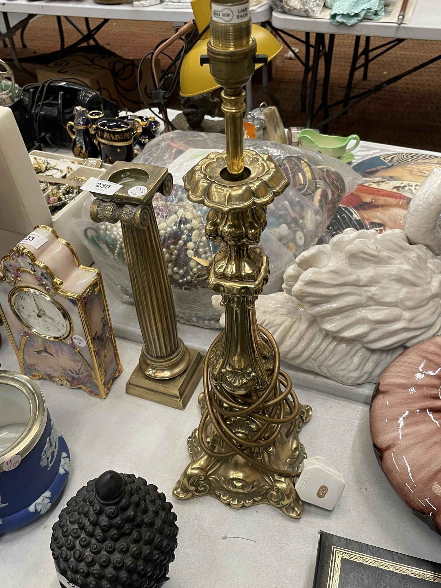 A HEAVY VINTAGE ORNATE BRASS TABLE LAMP, HEIGHT 39CM