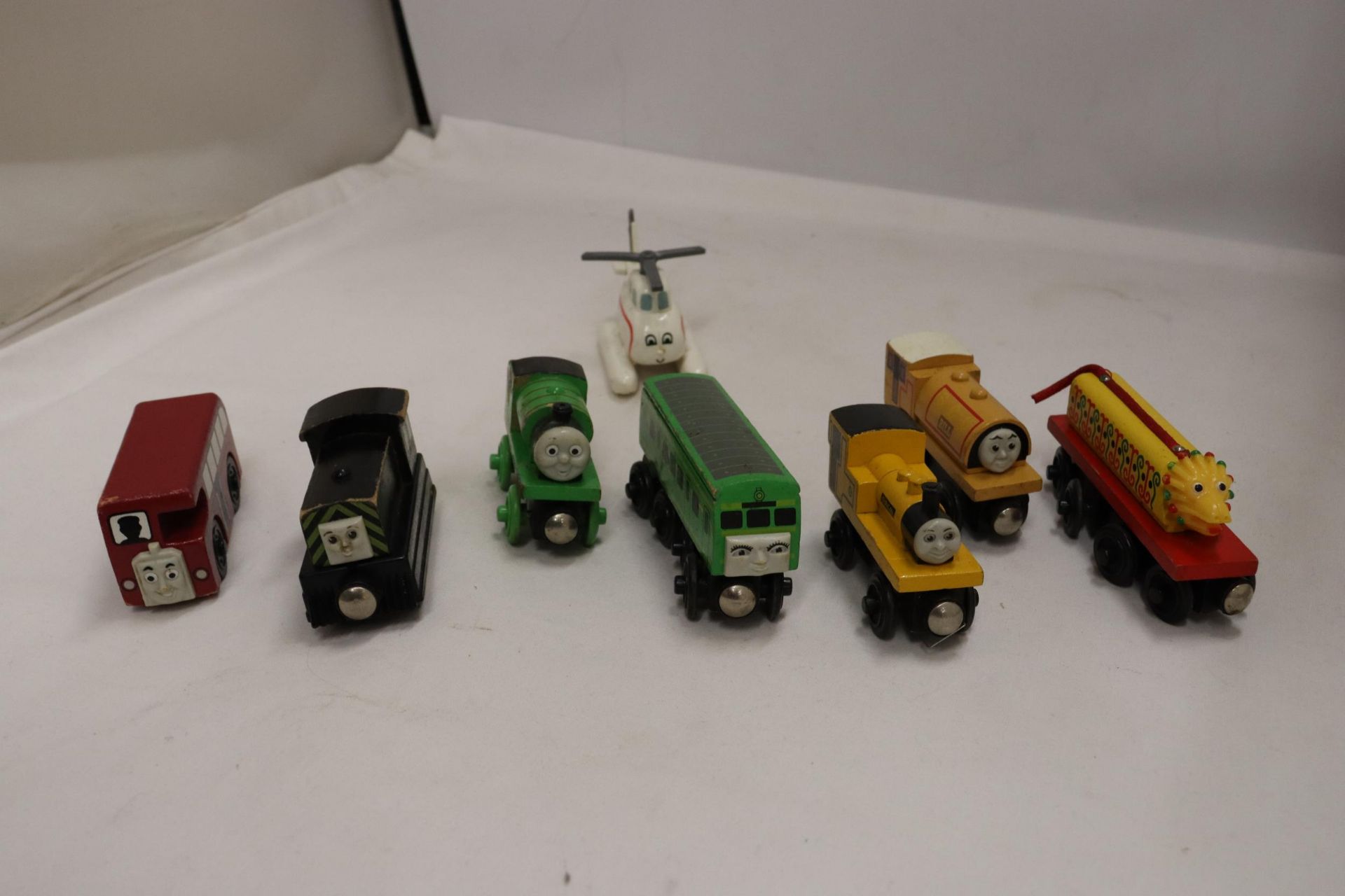 EIGHT VINTAGE WOODEN THOMAS THE TANK ENGINE TRAINS TO INCLUDE MAVIS, BILL, DUNCAN, PERCY, DAISY, - Bild 5 aus 6