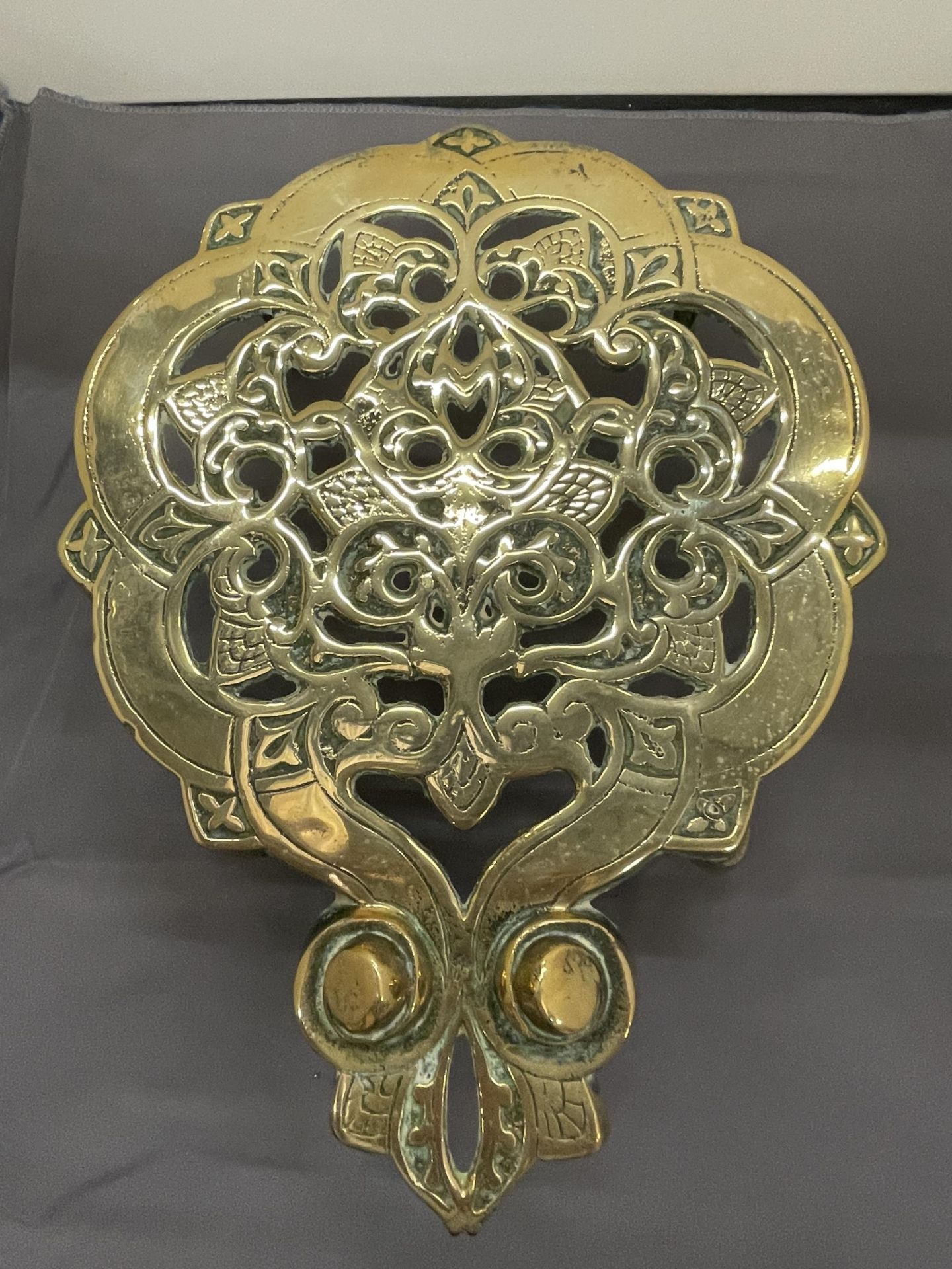 A VICTORIAN BRASS TRIVET - Image 3 of 3