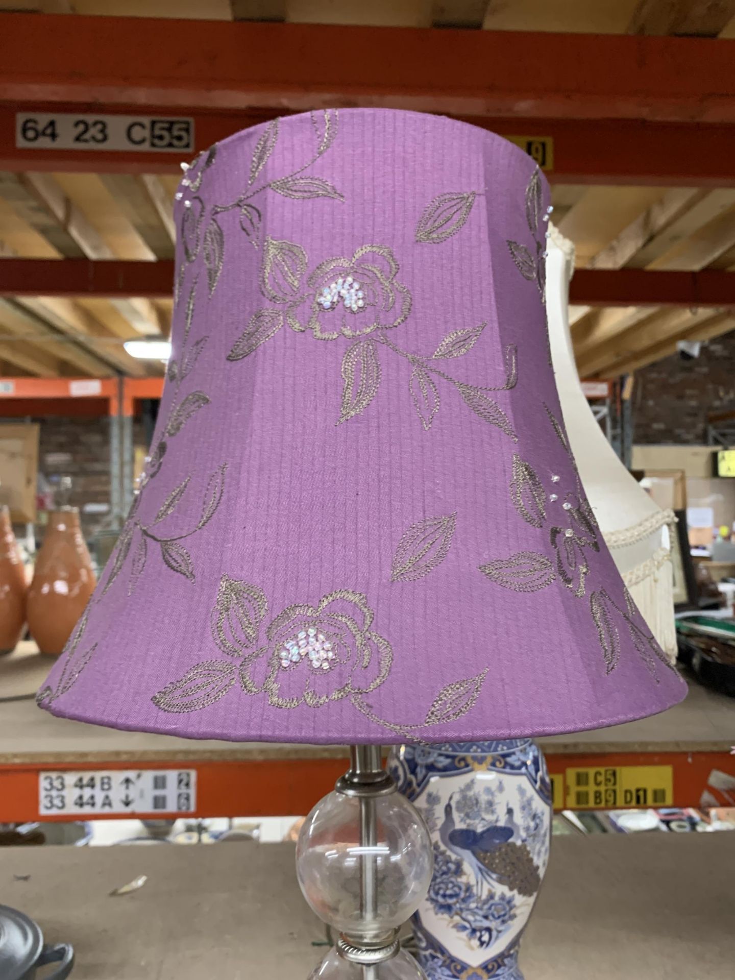 TWO TABLE LAMPS TO INCLUDE A GLASS 'BUBBLE LAMP' WITH CHROME BASE AND AN ORIENTAL STYLE WITH PEACOCK - Bild 4 aus 5