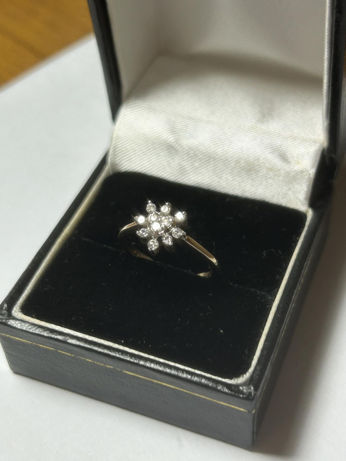 A 9CT YELLOW GOLD DAISY DESIGN RING, WITH CUBIC ZIRCONIAS, SIZE J 1/2 COMPLETE WITH PRESENTATION BOX - Image 2 of 3