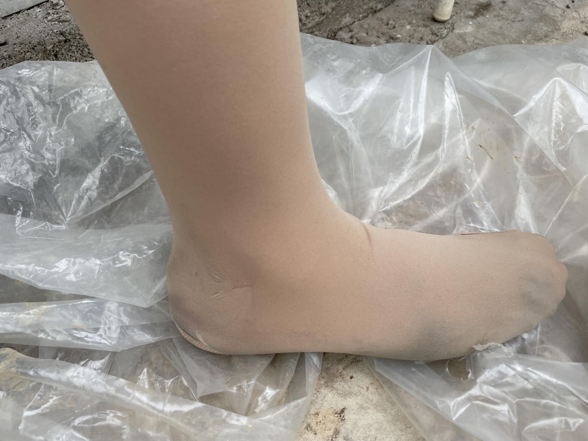 A PROSTHETIC LEG WITH STRAP AND BRACKET (L:93CM) - Bild 4 aus 4