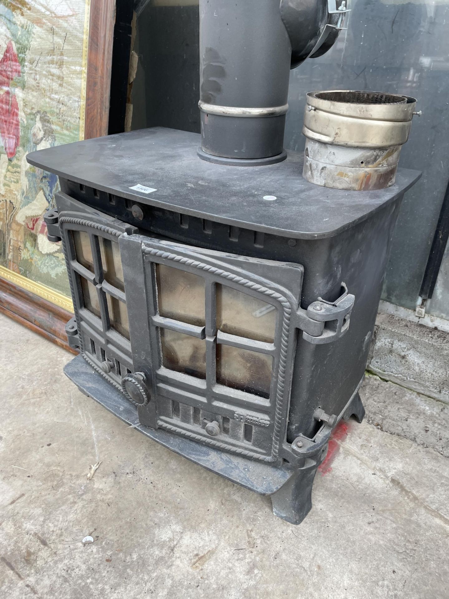 A CAST IRON LOG BURNER WITH FLU PIPE AND BRACKETS - Image 2 of 6