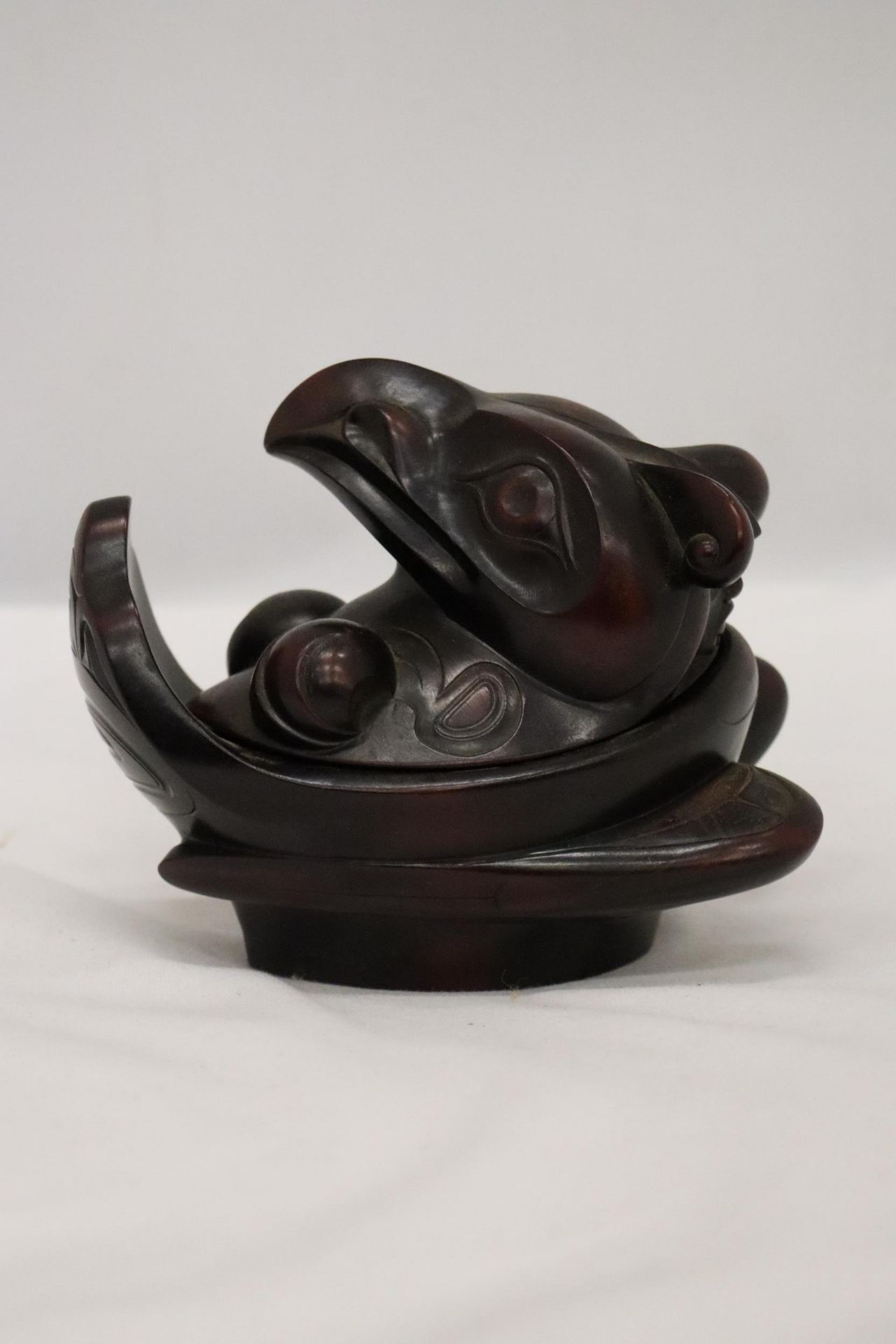 A CARVED HARDWOOD, GROTESQUE BIRD, TRINKET BOX - Image 3 of 5