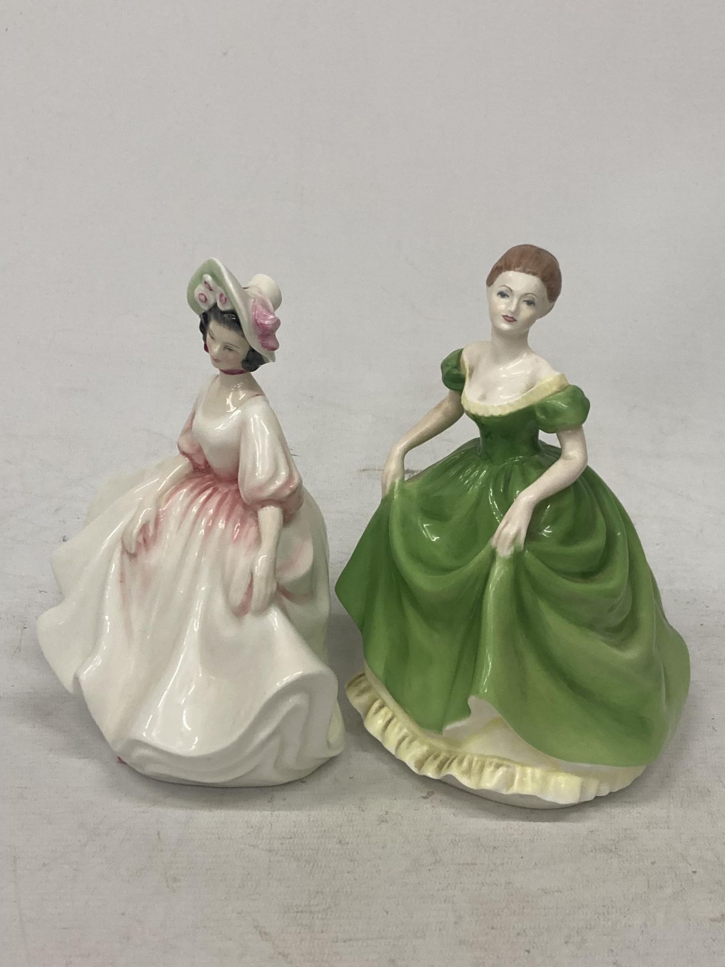 A ROYAL DOULTON SUNDAY BEST FIGURINE MODELLED BY PEGGY DAVIES (2ND QUALITY) AND COALPORT - HEATHER - Image 4 of 5