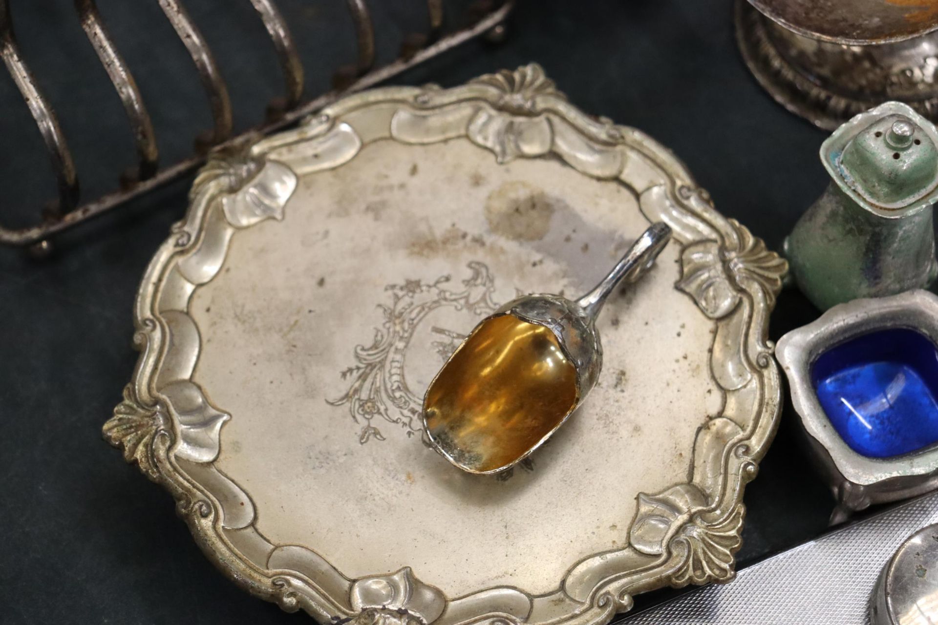 A COLLECTION OF SILVER PALTED ITEMS TO INCLUDE NAPKIN RINGS, A TEAPOT AND HOT WATER JUG, FLATWARE, - Image 7 of 10