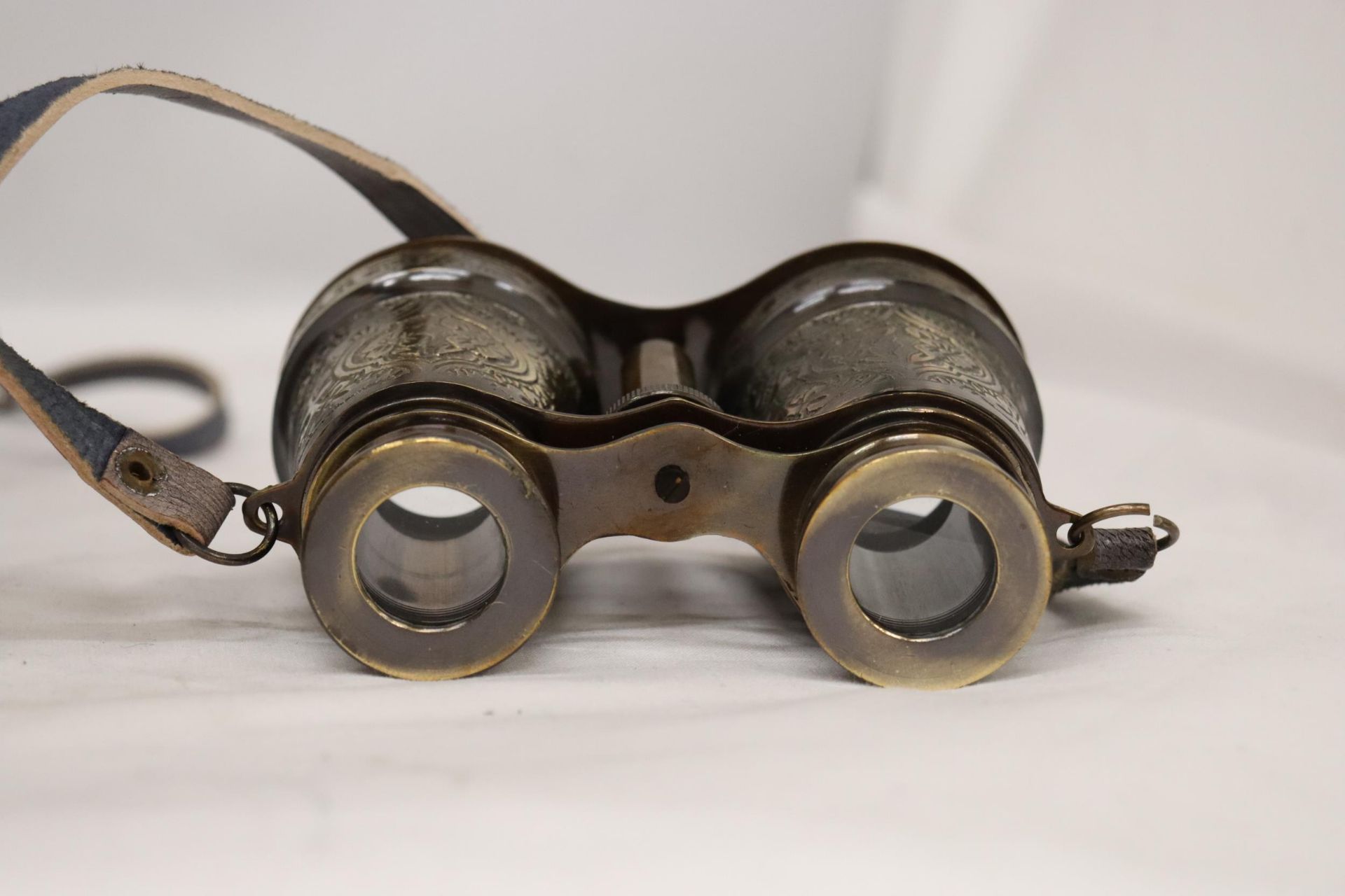 A PAIR OF BRASS BINOCULARS IN A LEATHER CASE - Image 4 of 5