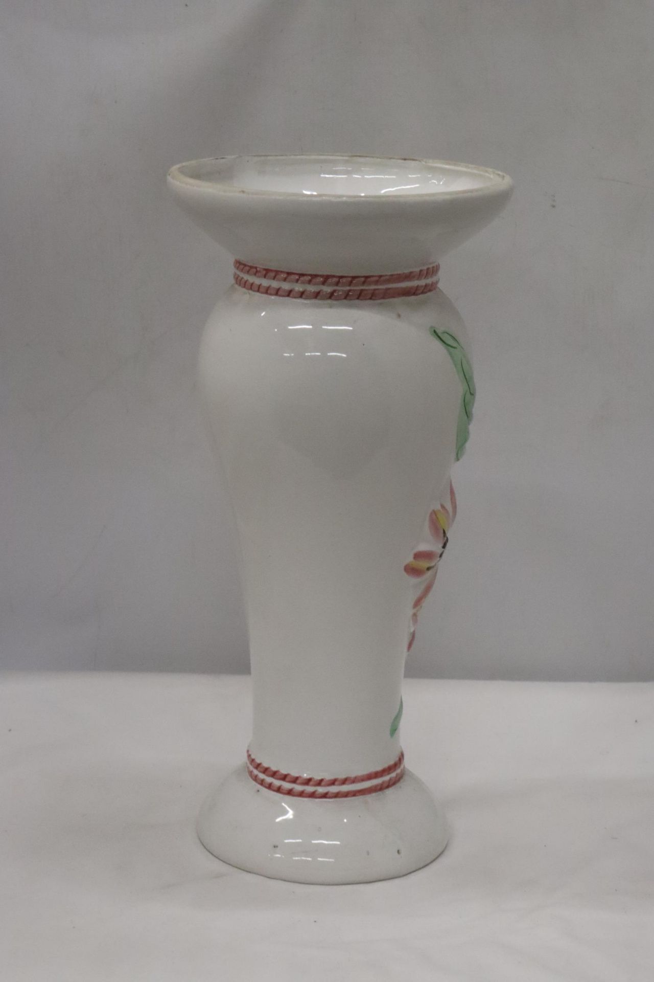 A LARGE FLORAL VASE, HEIGHT 43CM - Image 3 of 5