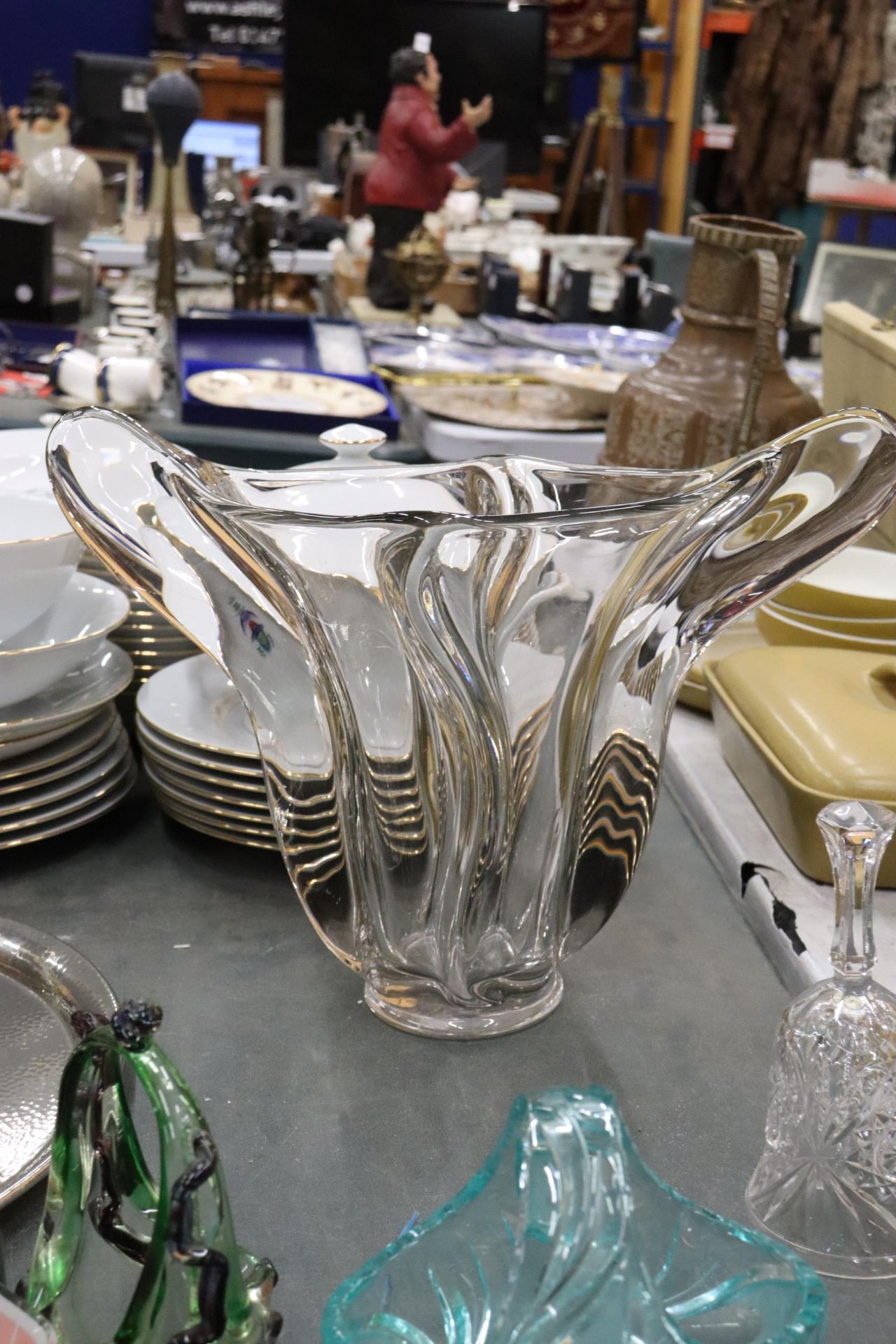 A QUANTITY OF GLASSWARE TO INCLUDE A LARGE ART GLASS BOWL, HANDKERCHIEF BOWL, BASKET BOWLS, BELLS, A - Bild 9 aus 9