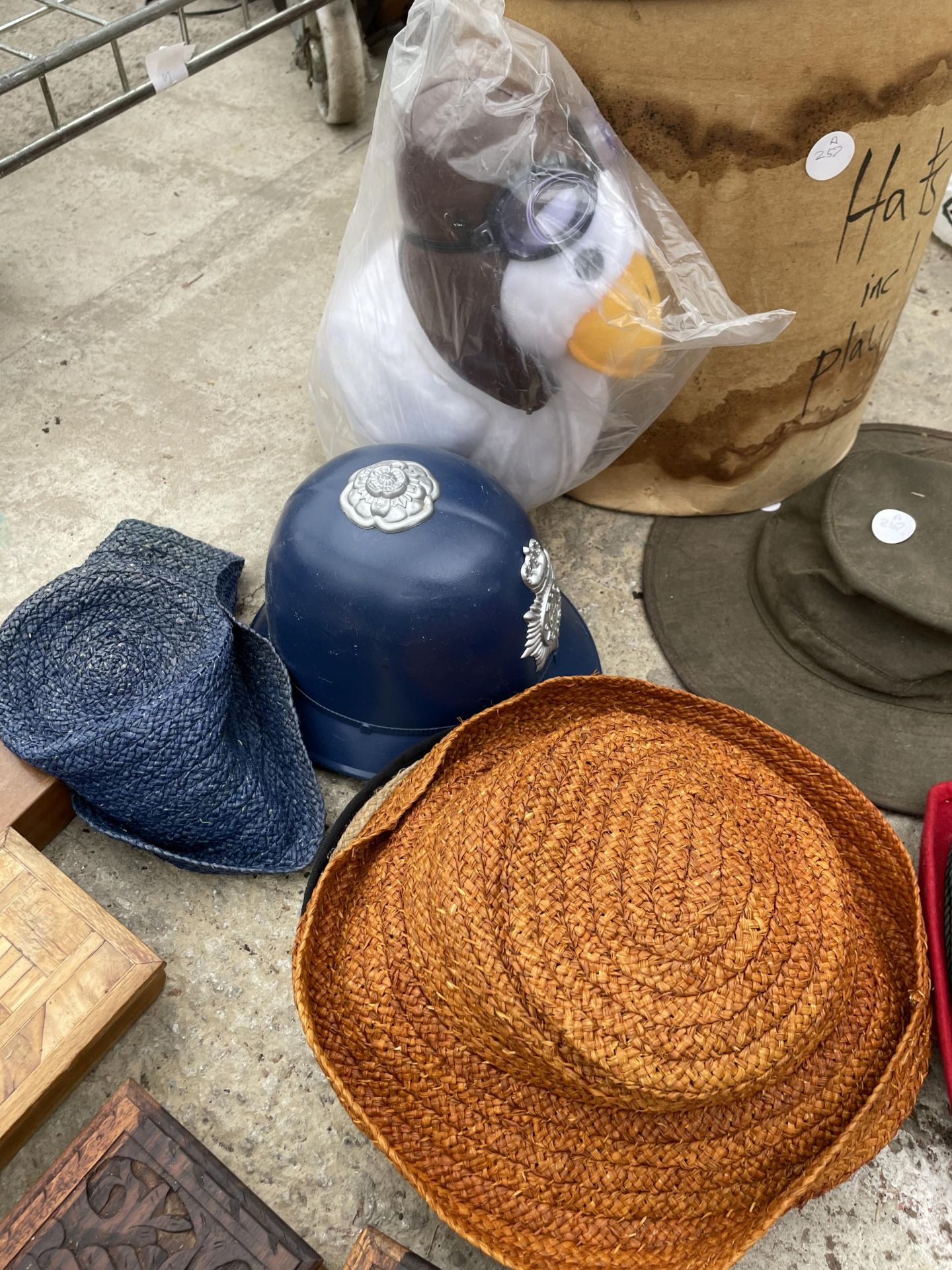 AN ASSORTMENT OF HATS AND A HAT BOX - Image 2 of 3