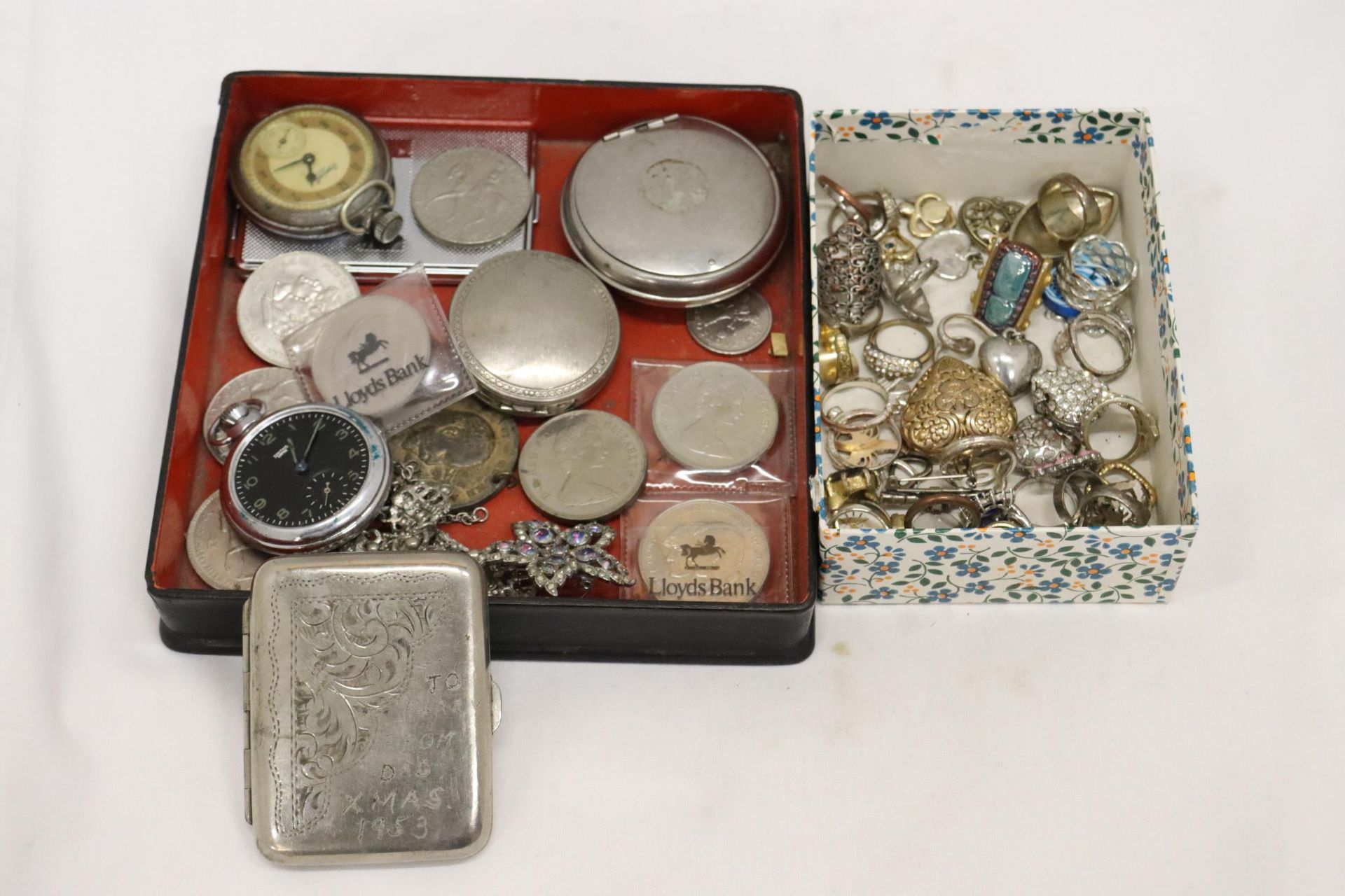 A QUANTITY OF COSTUME JEWELLERY TO INCLUDE POCKET WATCHES IN NEED OF REPAIR, RINGS, PENDANTS, COINS,