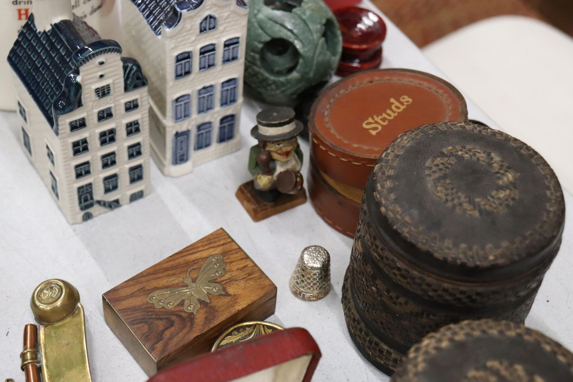 A MIXED LOT TO INCLUDE A VINTAGE PAIR OF BINOCULARS AND CASE, A SANDLAND TANKARD, COASTERS, TIE - Image 5 of 11