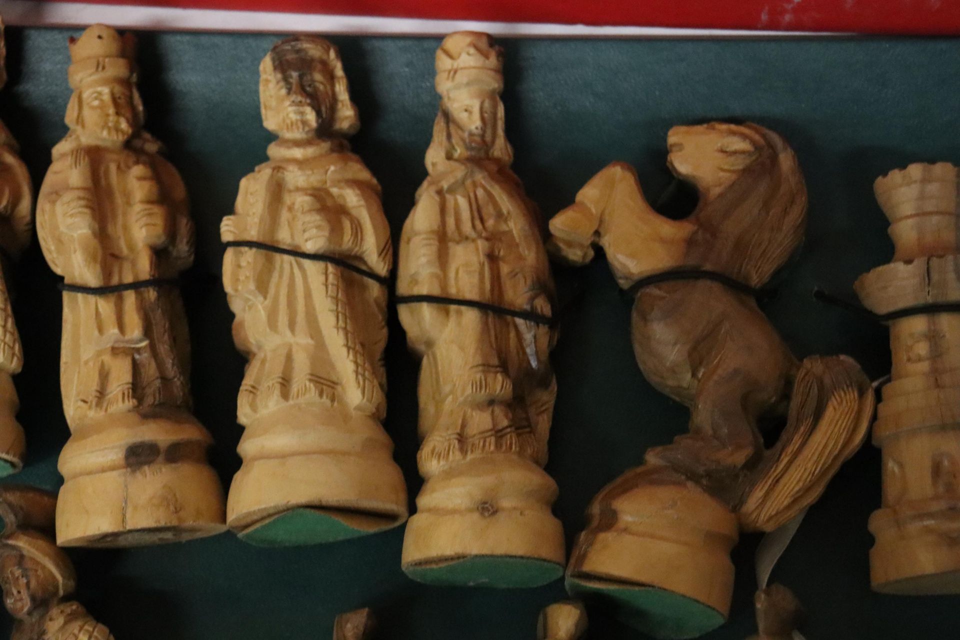 A HAND CARVED WOODEN CHESS SET FROM TAMIL SOUTH INDIA - Image 5 of 10