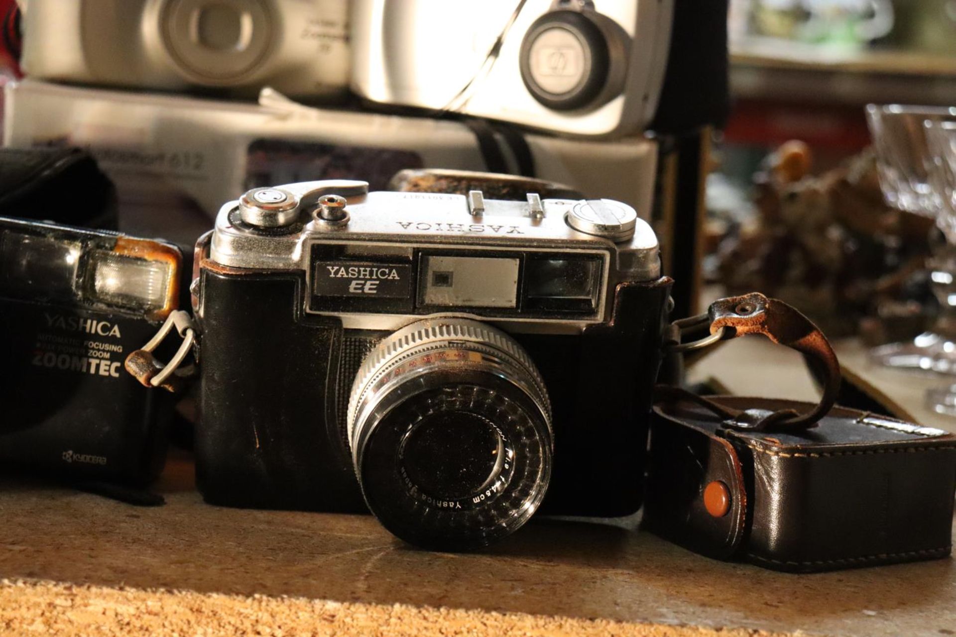 A QUANTITY OF VINTAGE CAMERAS TO INCLUDE YASHICA ZOOMTEC, YASHICA EE, HP, ETC., - Image 2 of 5