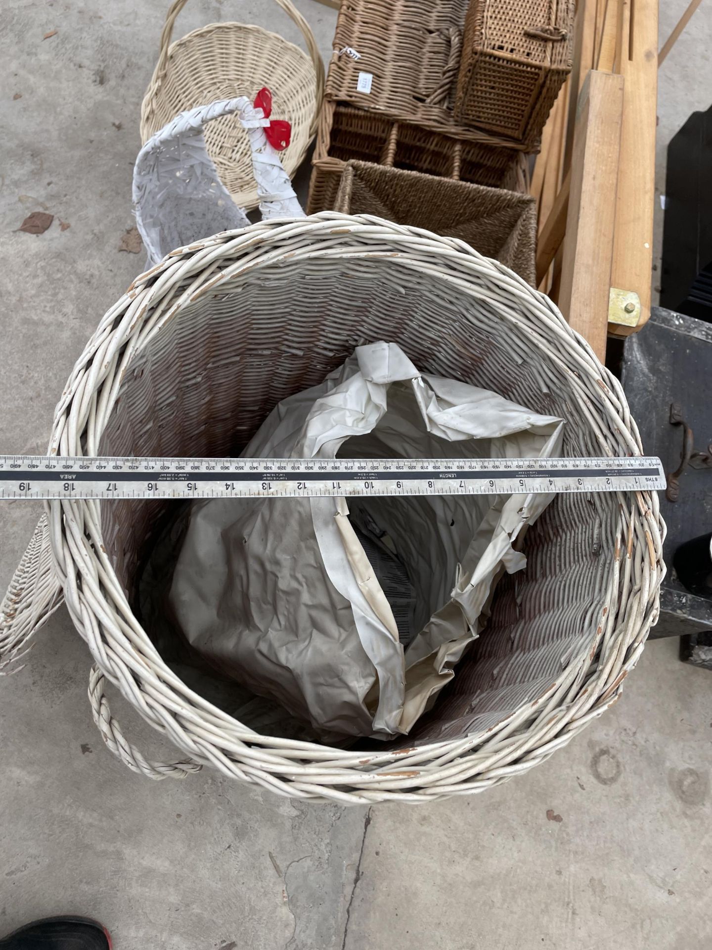 A LARGE LIDDED WICKER LOG BASKET - Image 3 of 3