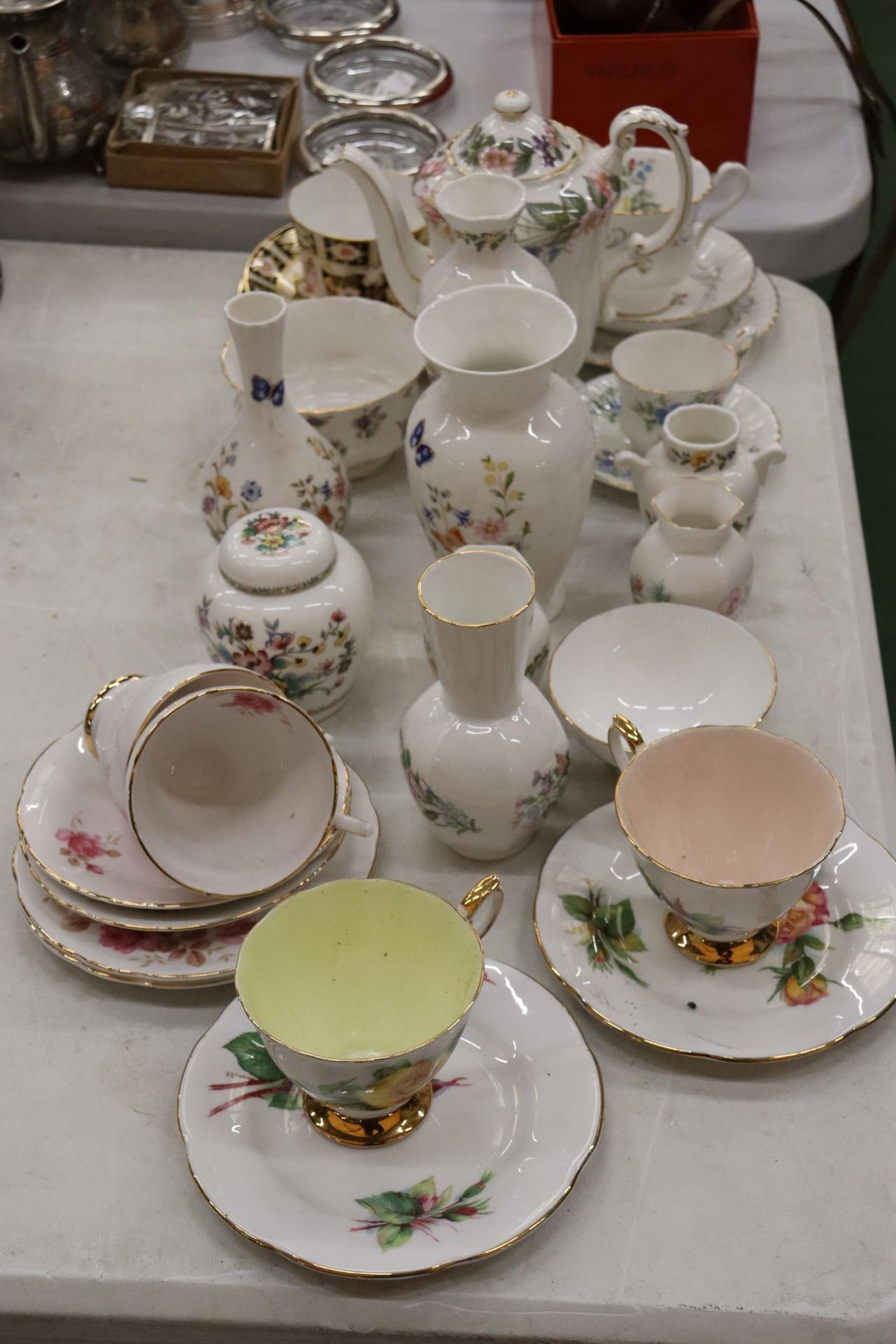 A LARGE QUANTITY OF TEAWARE TO INCLUDE A PARAGON 'COUNTRY LANE', COFFEE POT, 'RENDEZVOUS' CUPS, A