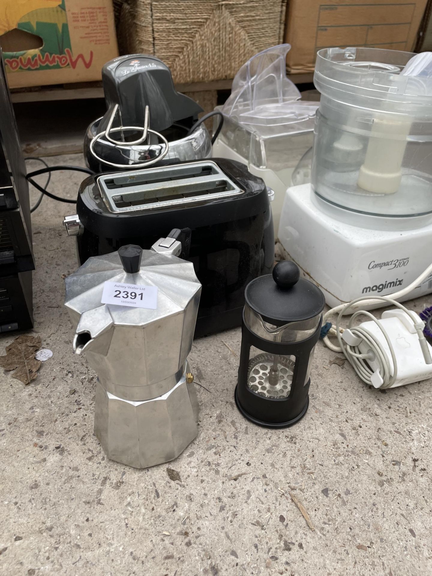 AN ASSORTMENT OF ITEMS TO INCLUDE A MAGIMIX AND A TOASTER ETC - Image 2 of 3