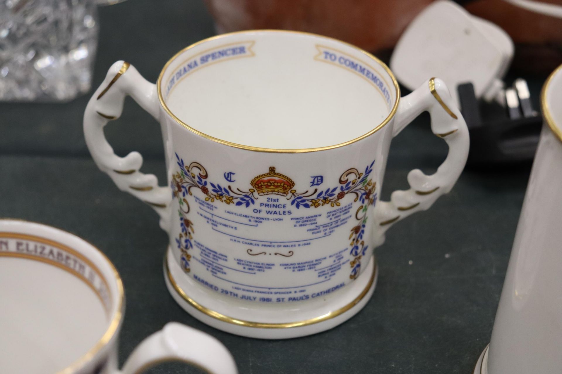 A LARGE QUANTITY OF COMMEMORATIVE MUGS AND CUPS TO INCUDE ROYALTY - Image 9 of 9
