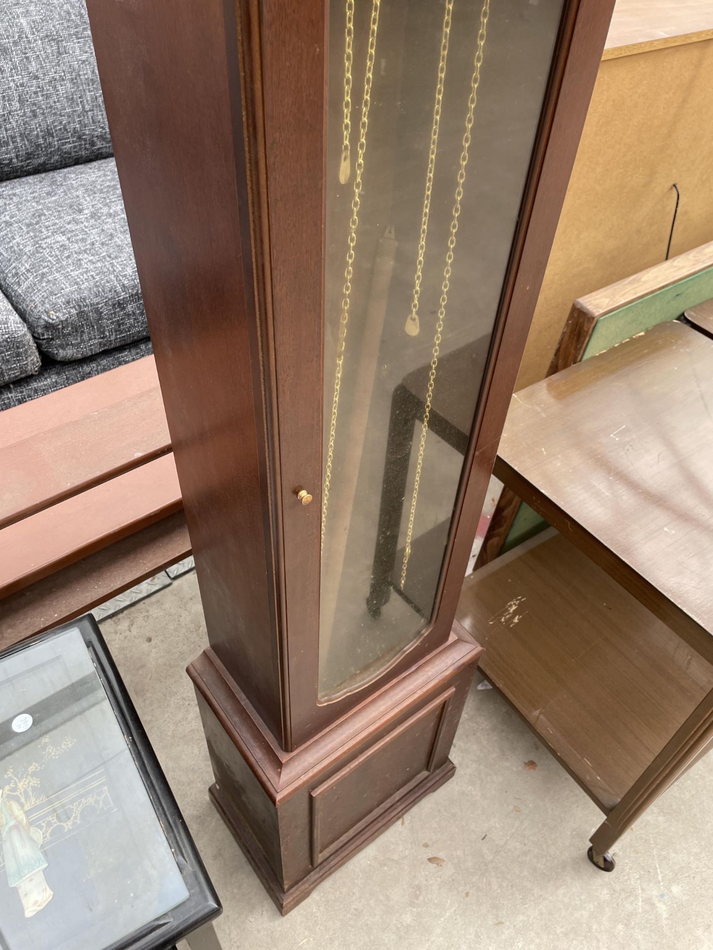 A MODERN HERMLE LONGCASE CLOCK WITH THREE WEIGHTS AND GLASS DOOR - Bild 3 aus 4