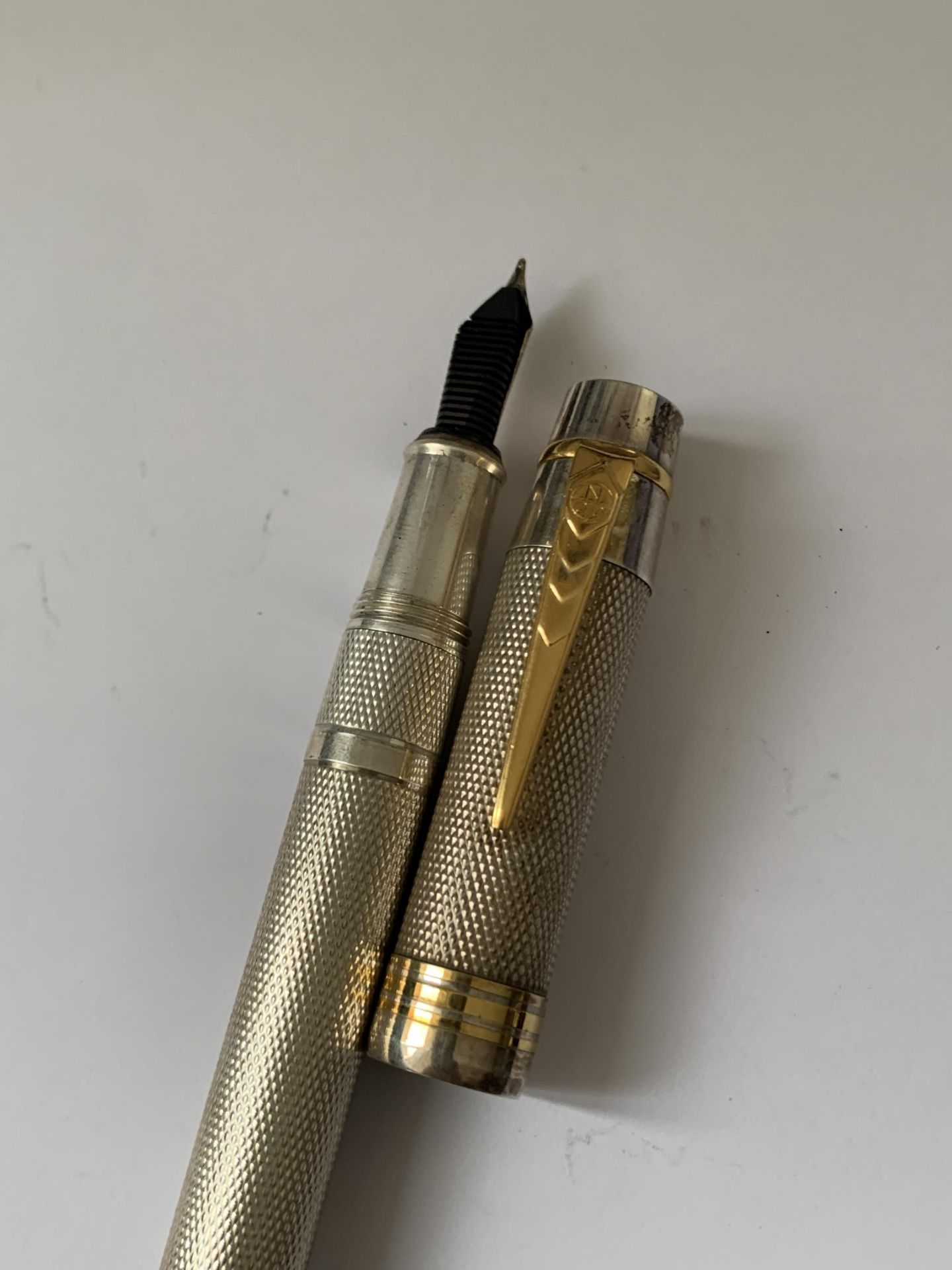 AN ONOTO HALLMARKED LONDON SILVER CENTENARY 1905-2005 FOUNTAIN PEN WITH A SIZE 7 18 CARAT GOLD NIB - Image 4 of 5