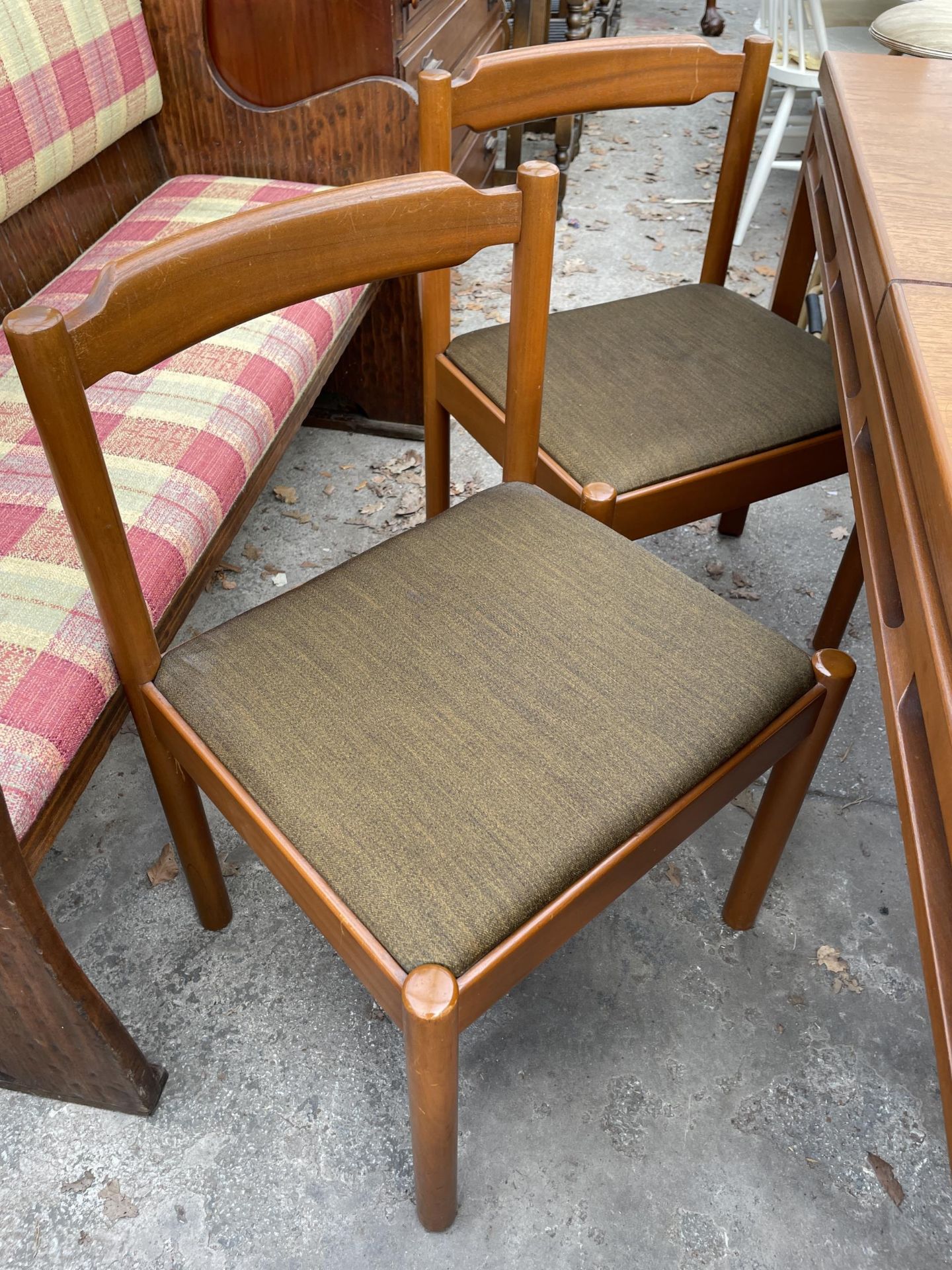A RETRO TEAK EXTENDING DINING TABLE 60" X 33" (LEAF 18") AND FOUR DINING CHAIRS - Image 5 of 6