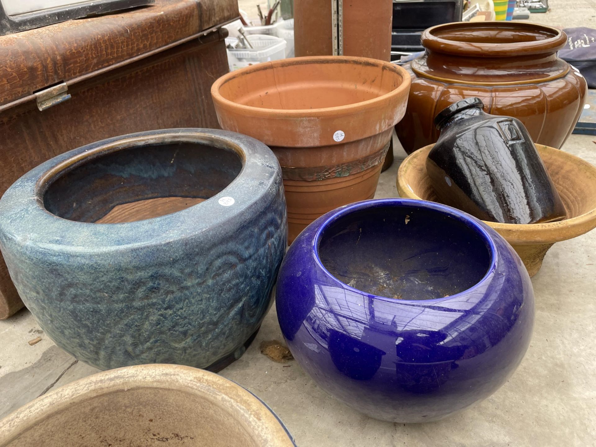 A LARGE ASSORTMENT OF GLAZED AND TERRACOTTA PLANT POTS - Image 5 of 6