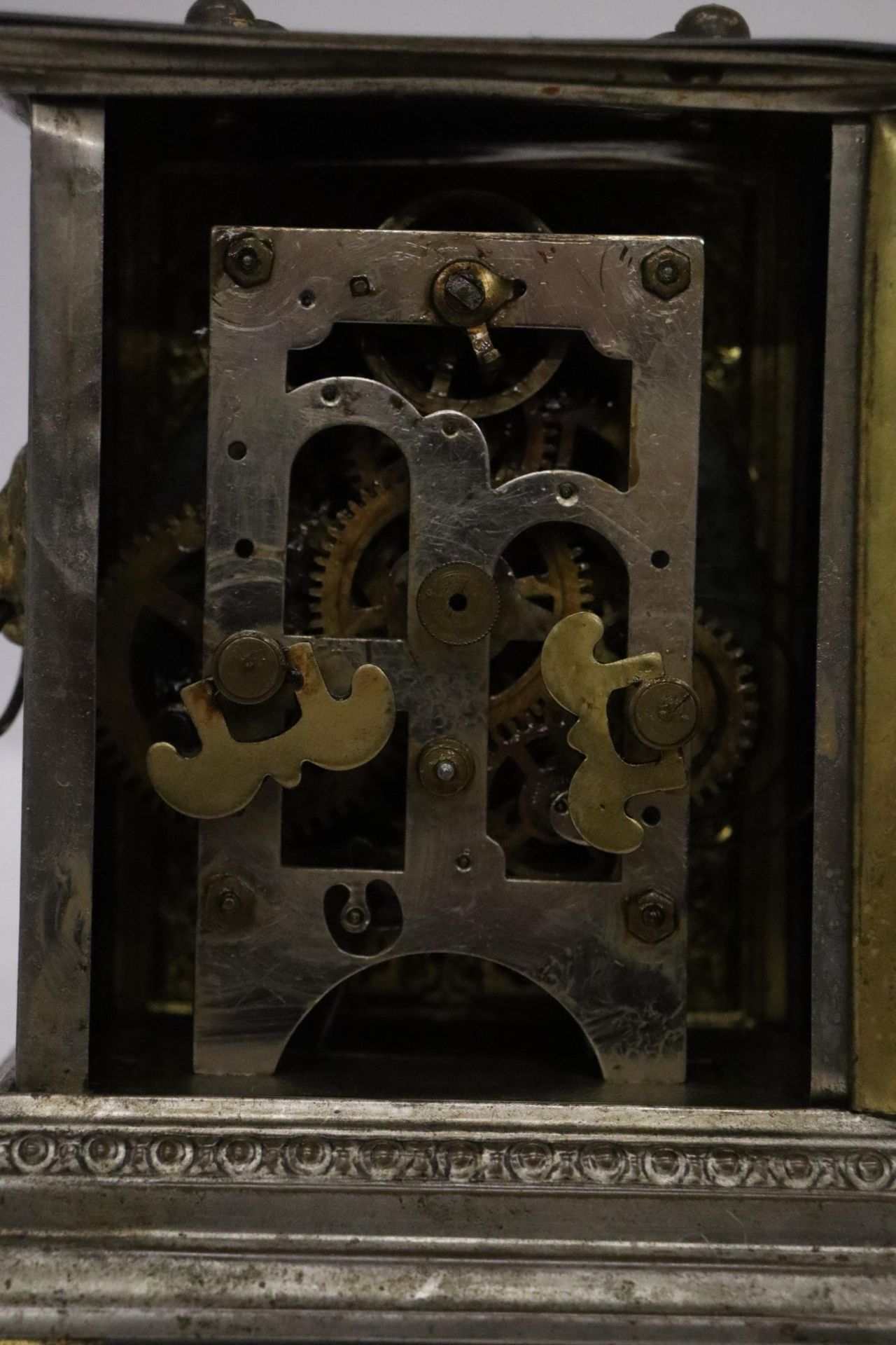 AN ORNATE VINTAGE ALARM CARRIAGE CLOCK WITH LION HANDLE DECORATION TO THE SIDES - POSSIBLY AN - Image 4 of 9