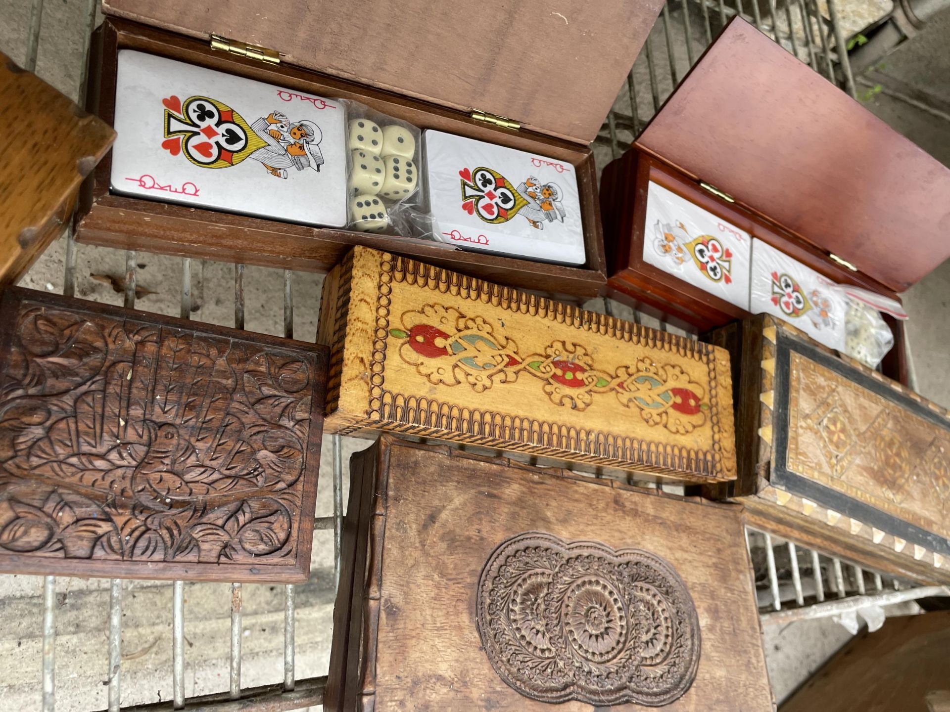 AN ASSORTMENT OF TREEN BOXES TO INCLUDE PLAYING CARDS ETC - Image 2 of 3