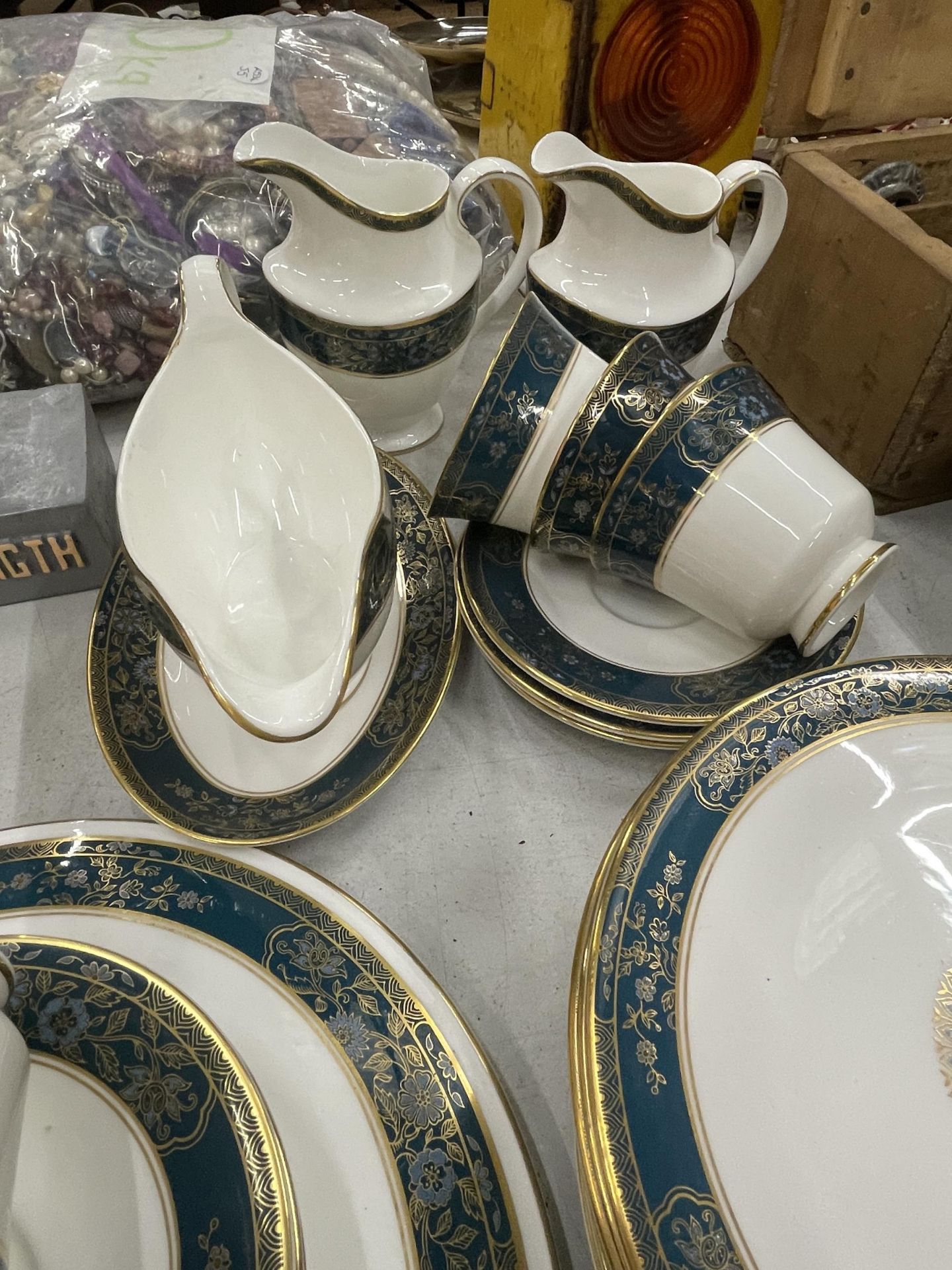 A QUANTITY OF ROYAL DOULTON 'CARLYLE' DINNERWARE TO INCLUDE A SERVING TUREEN, SAUCE BOAT AND SAUCER, - Image 5 of 6